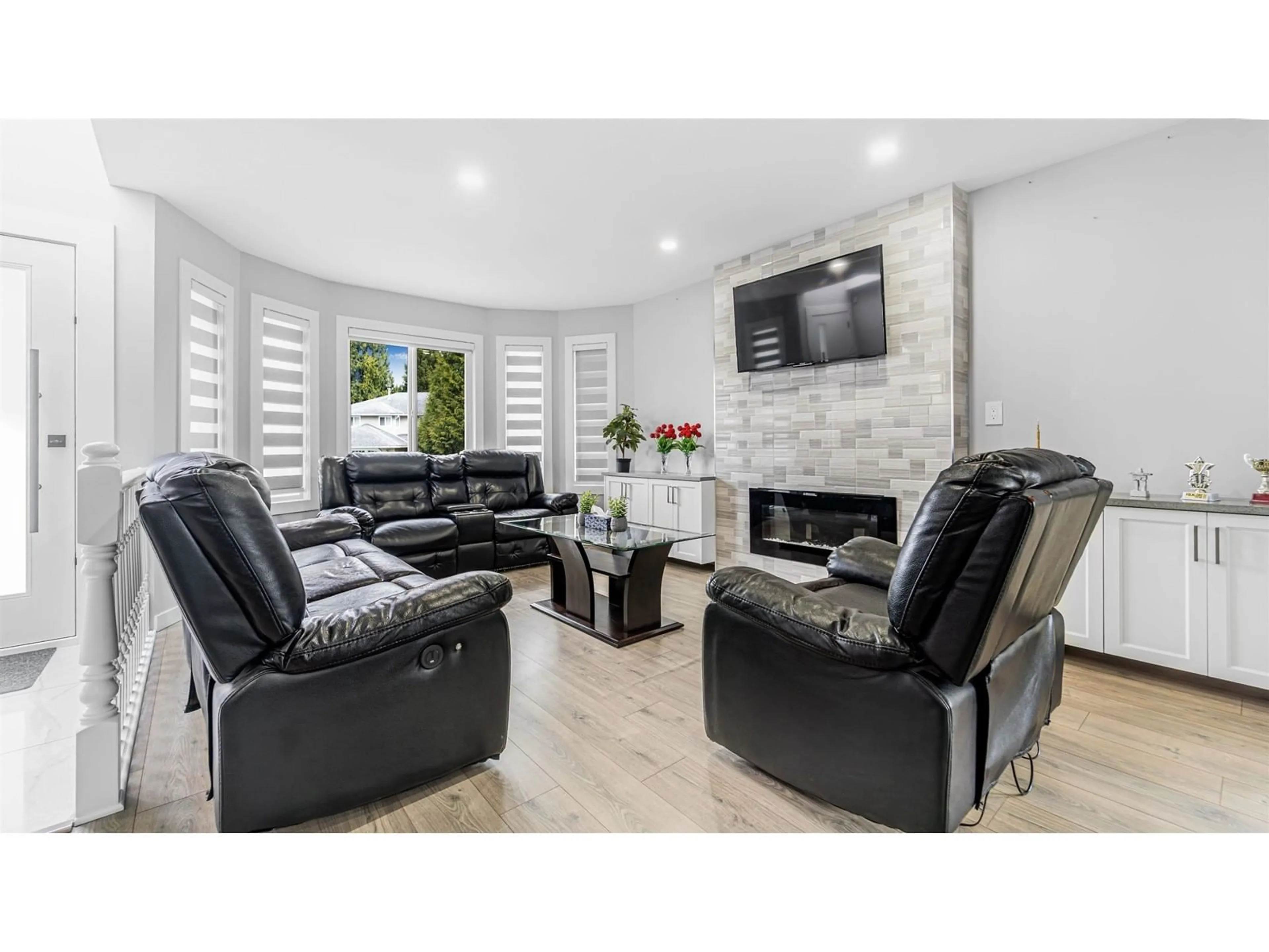 Living room with furniture, unknown for 12478 69, Surrey British Columbia V3W0L7