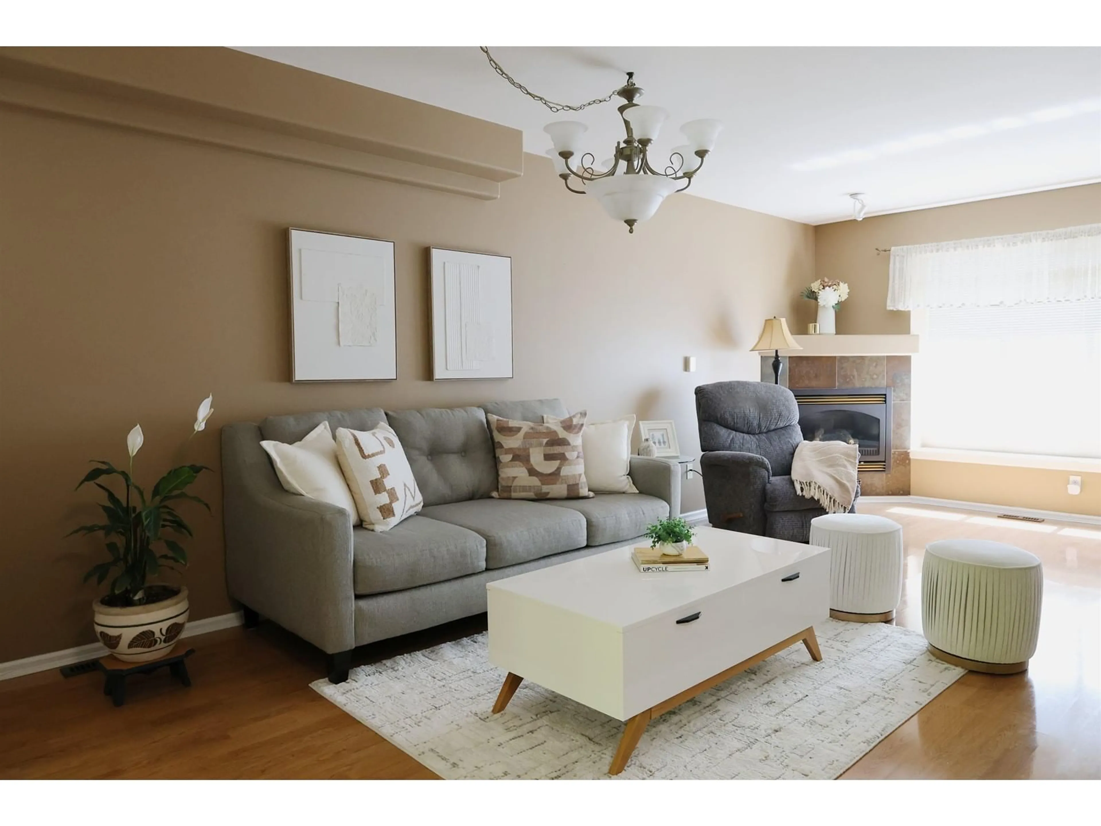 Living room with furniture, wood/laminate floor for 84 - 12110 75A, Surrey British Columbia V3W1M1