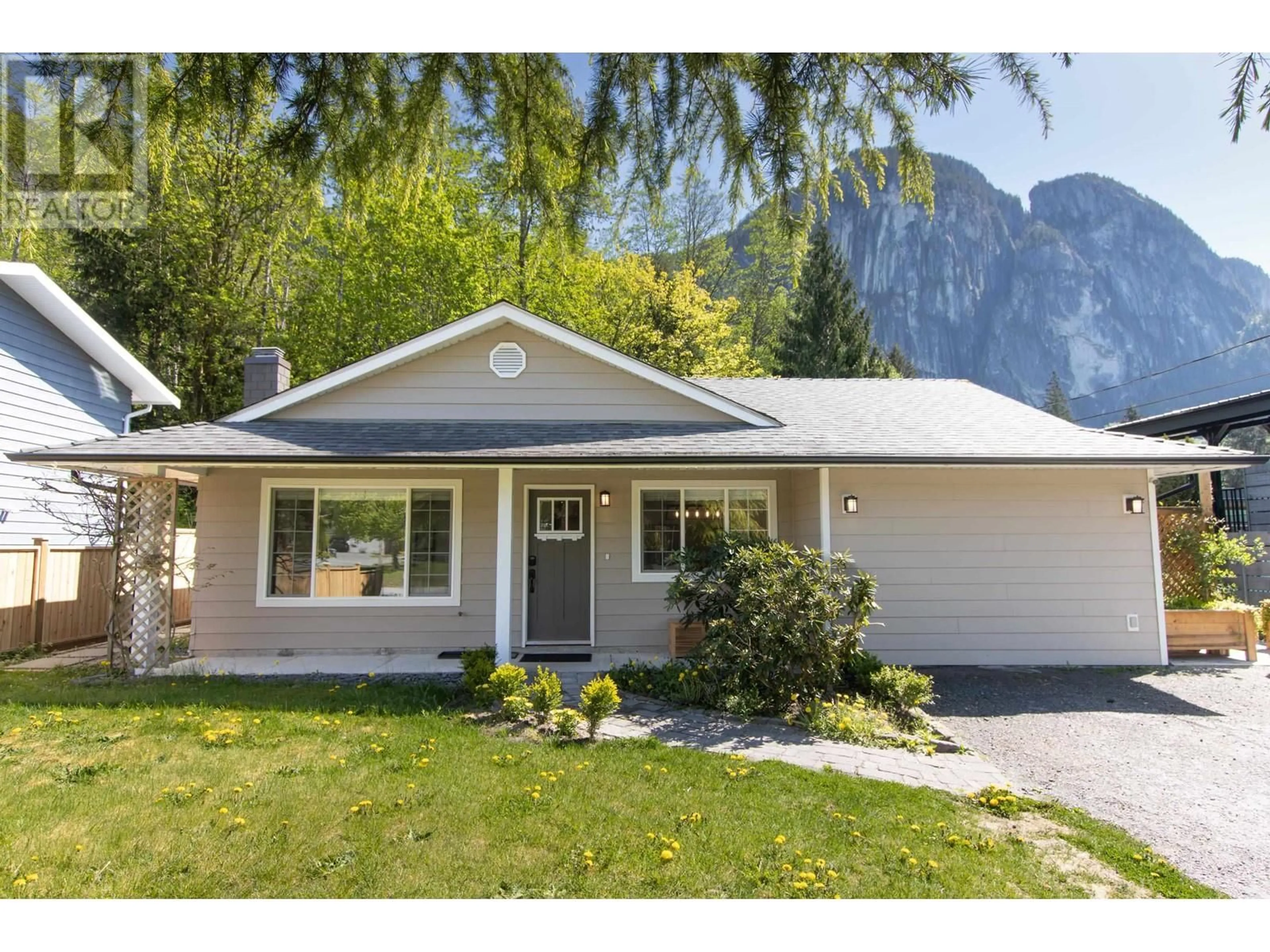 Home with vinyl exterior material, mountain view for 38124 GUILFORD DRIVE, Squamish British Columbia V8B0X4
