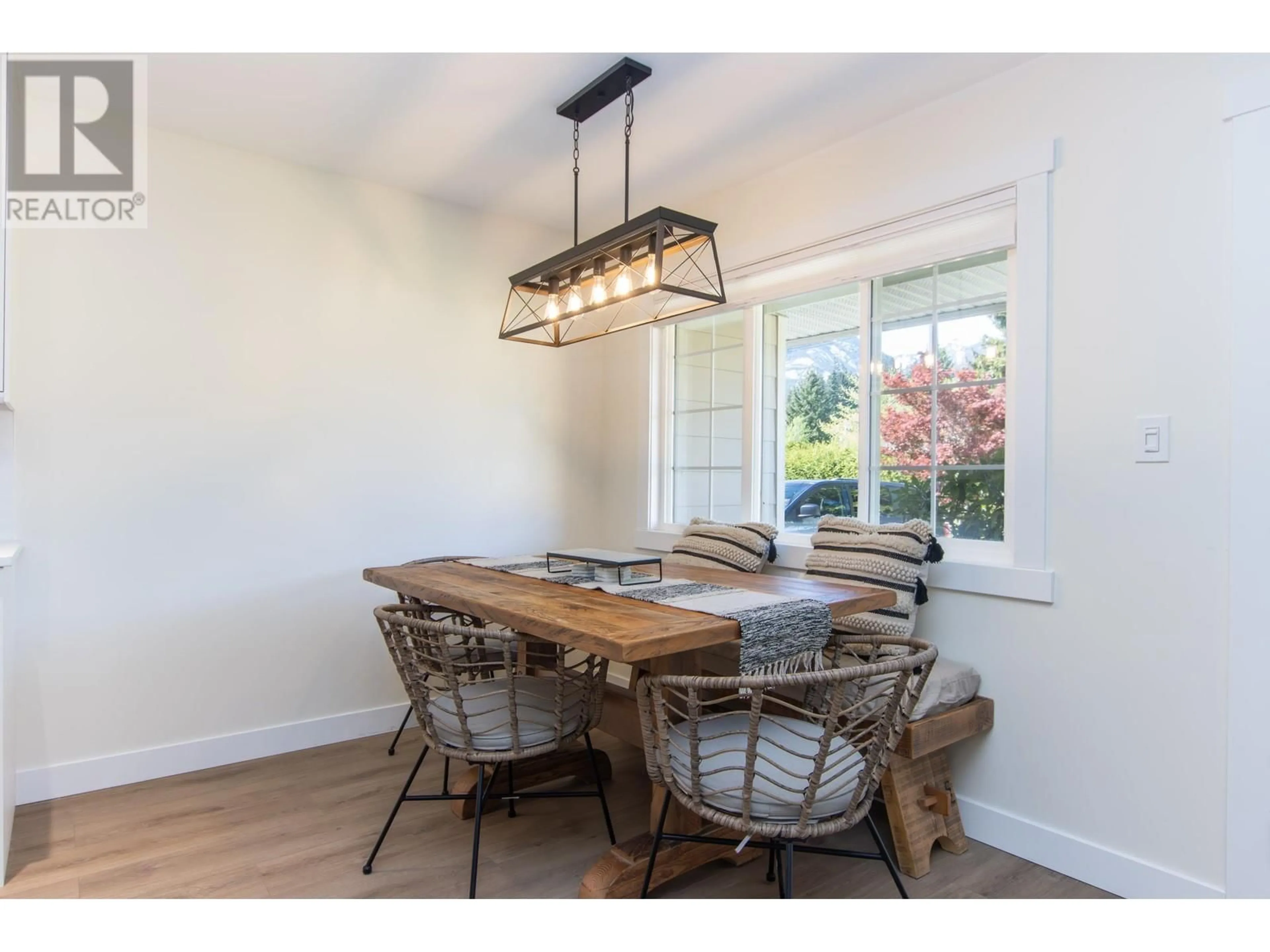 Dining room, wood/laminate floor for 38124 GUILFORD DRIVE, Squamish British Columbia V8B0X4