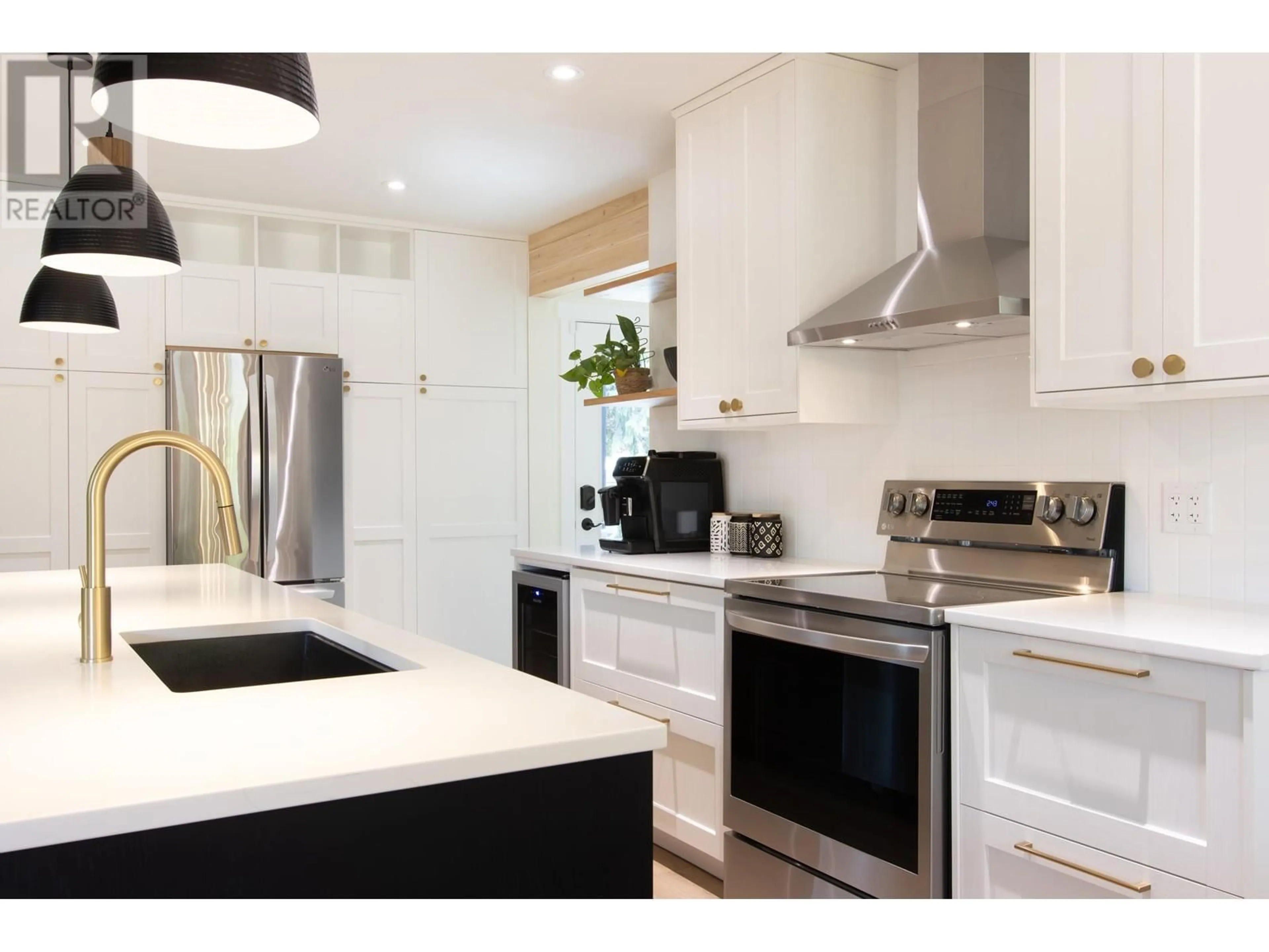 Contemporary kitchen, unknown for 38124 GUILFORD DRIVE, Squamish British Columbia V8B0X4