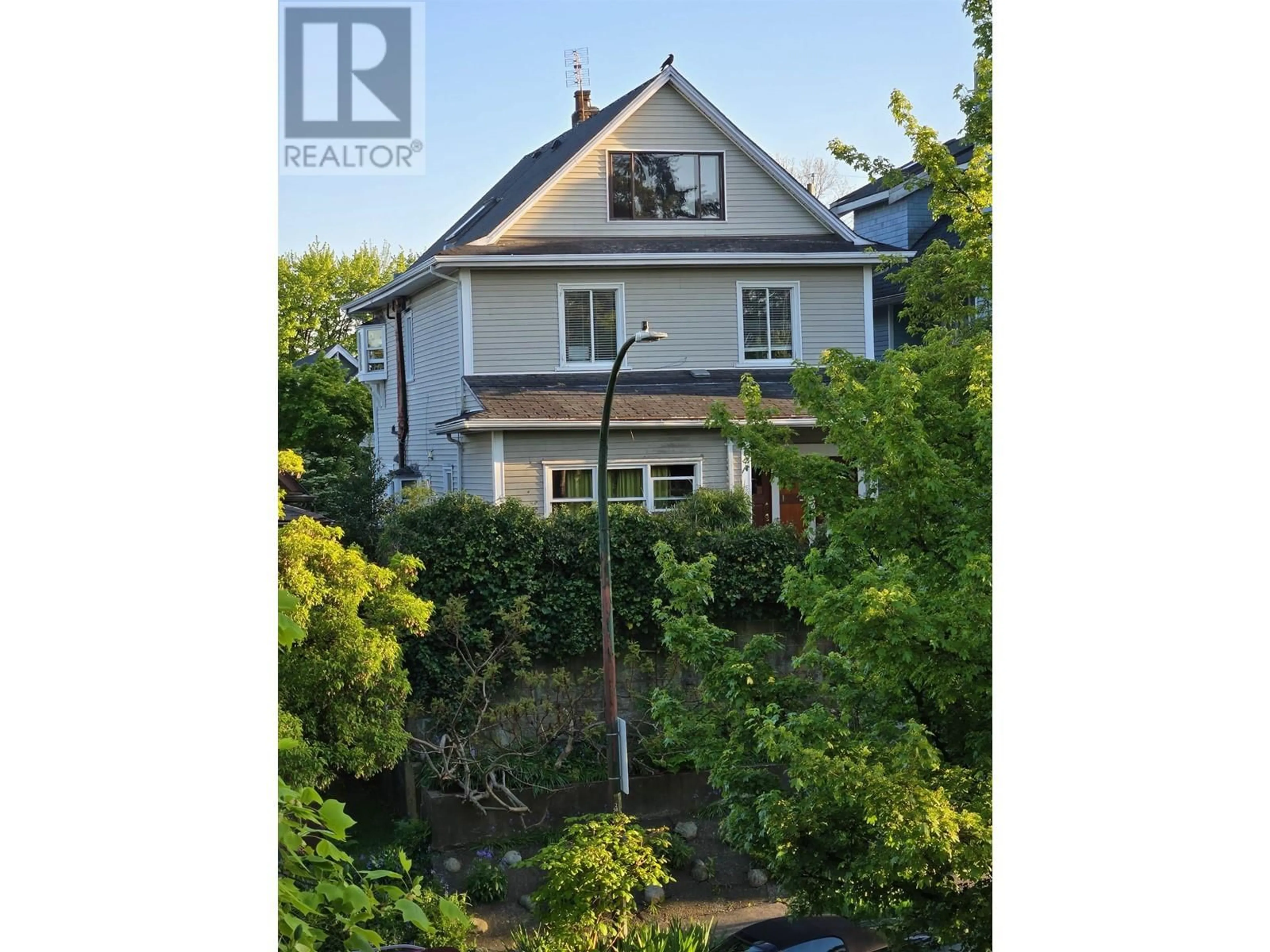 A pic from outside/outdoor area/front of a property/back of a property/a pic from drone, street for 830 14TH AVENUE, Vancouver British Columbia V5T2N6