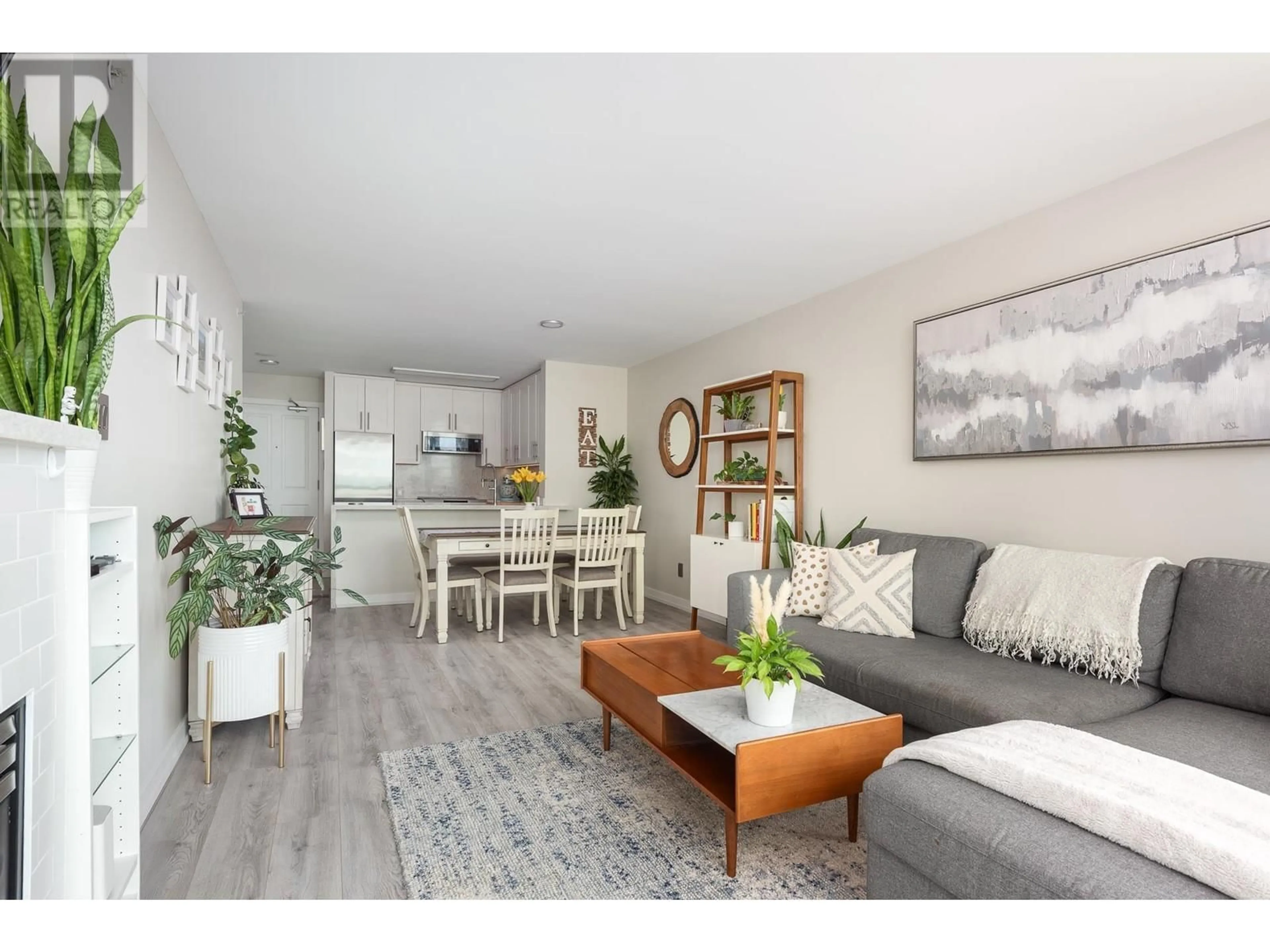 Living room with furniture, wood/laminate floor for 905 - 6659 SOUTHOAKS CRESCENT, Burnaby British Columbia V5E4M9