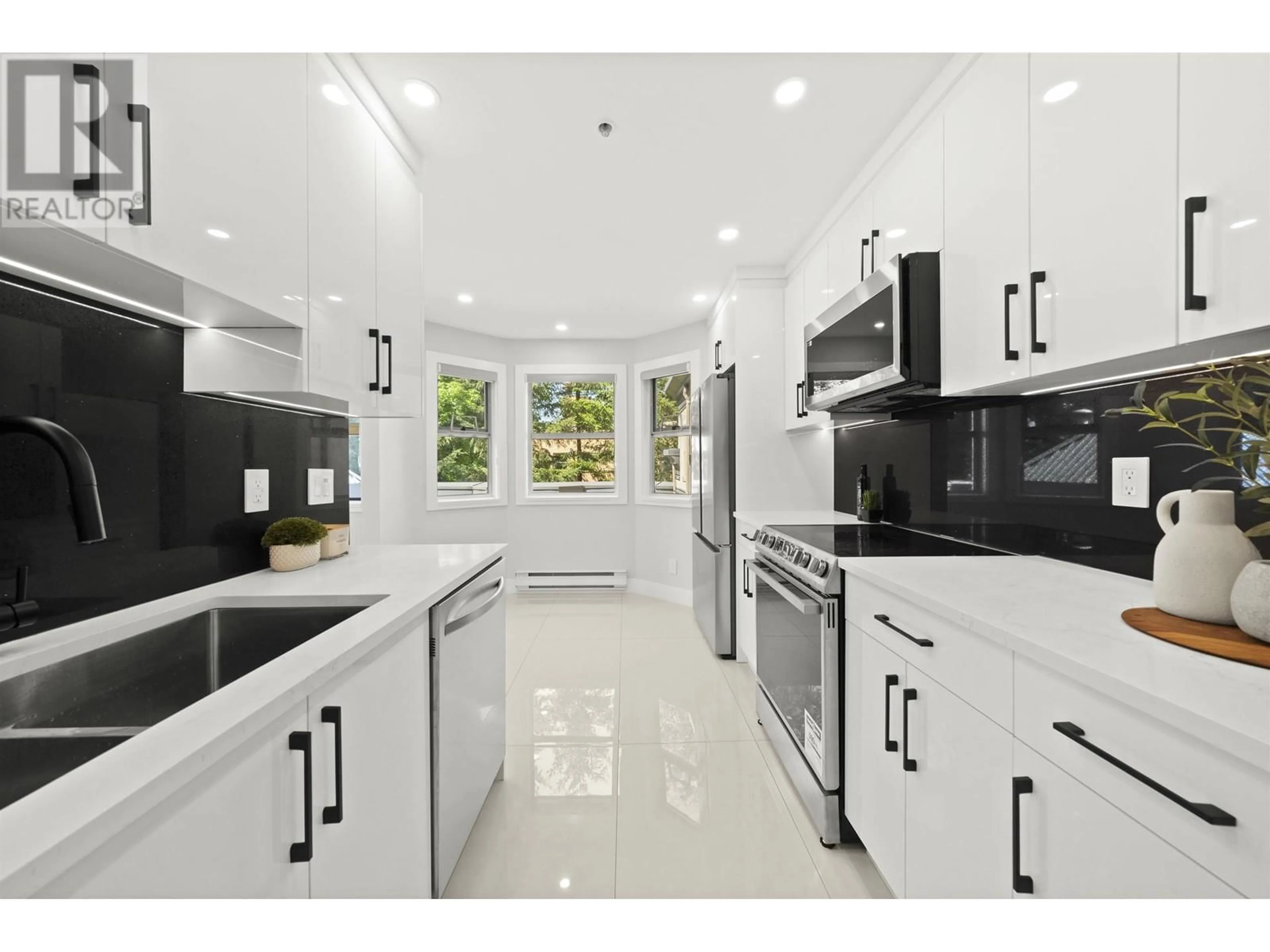 Contemporary kitchen, ceramic/tile floor for 303 - 2615 JANE STREET, Port Coquitlam British Columbia V3C3K3