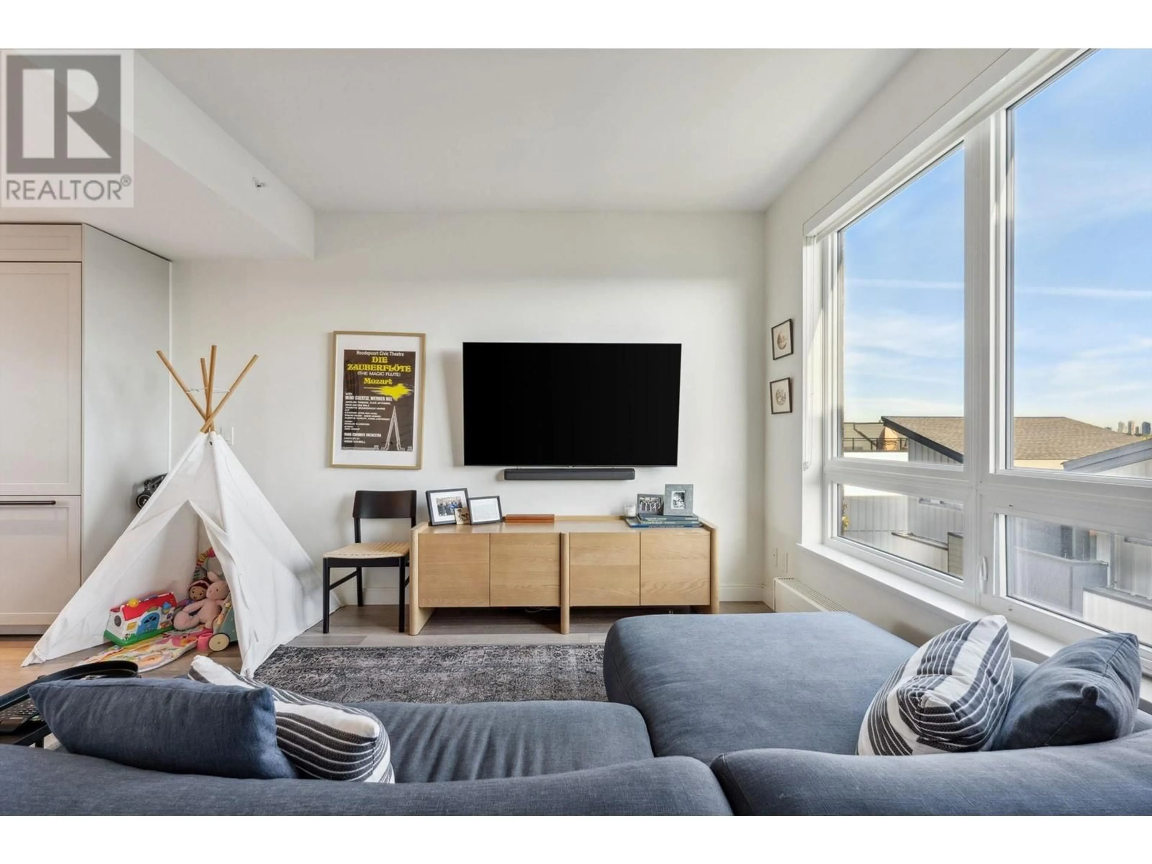 Living room with furniture, unknown for 425 - 525 2ND STREET, North Vancouver British Columbia V7L1E1
