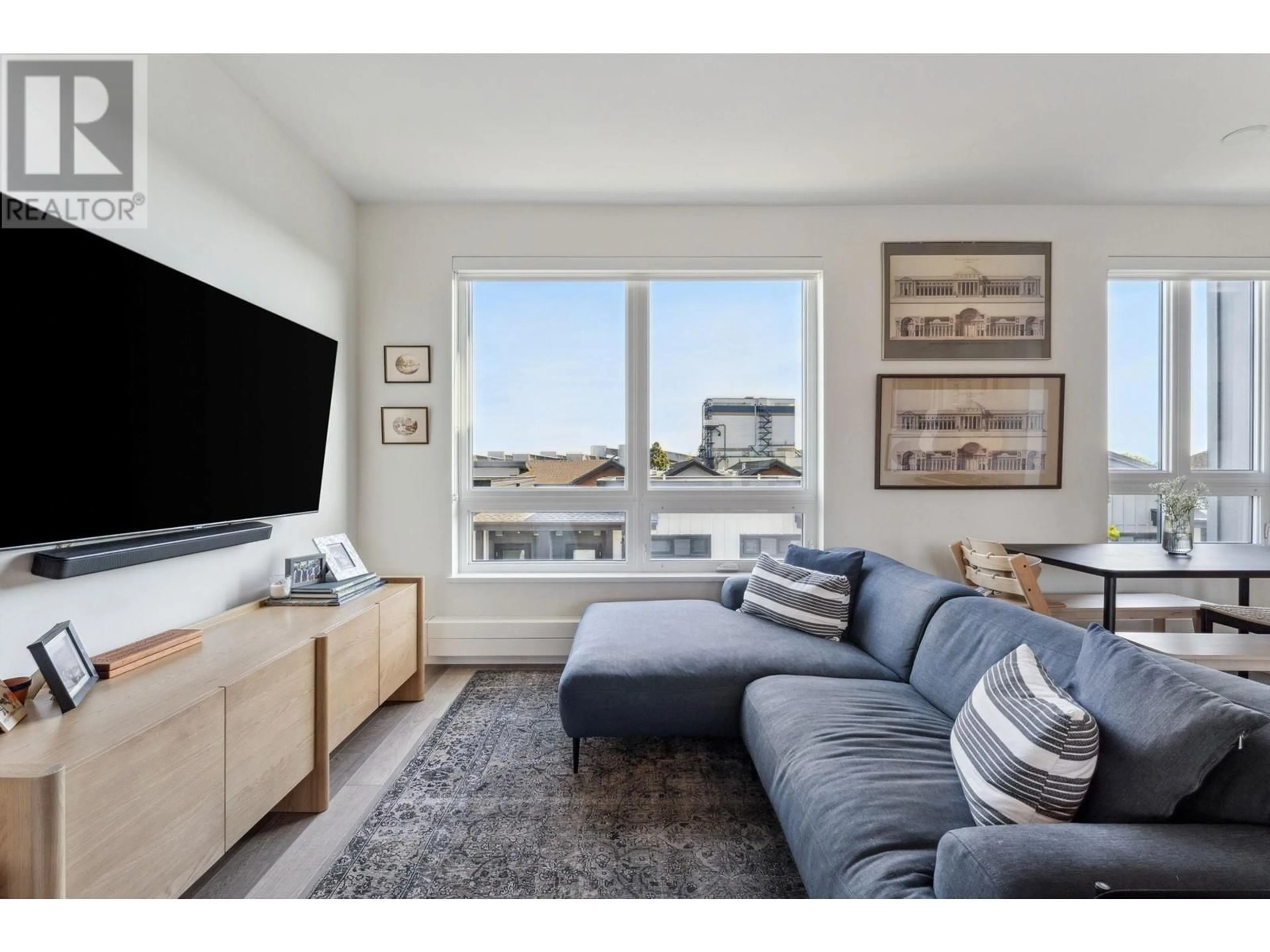 Living room with furniture, unknown for 425 - 525 2ND STREET, North Vancouver British Columbia V7L1E1