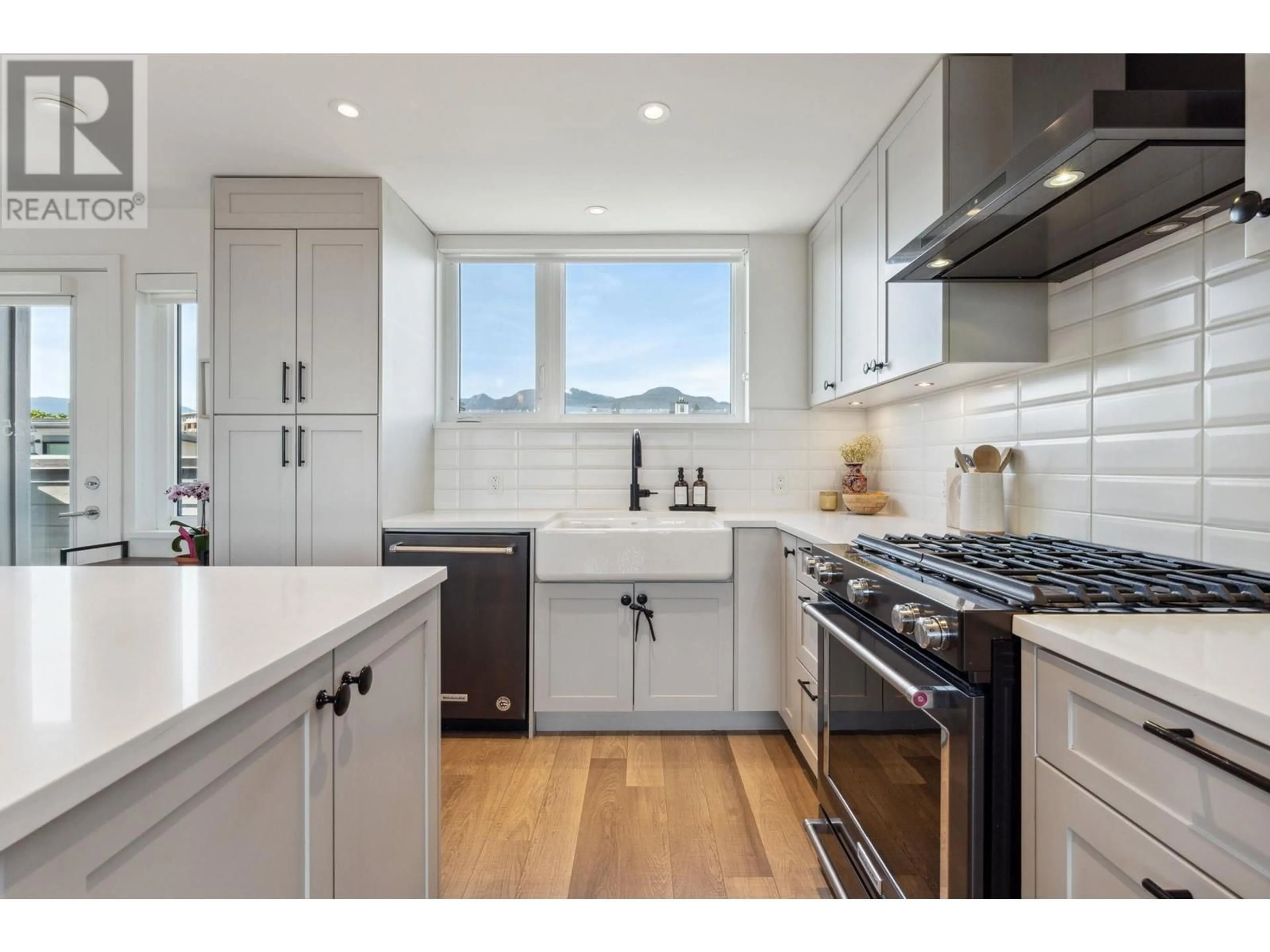 Open concept kitchen, unknown for 425 - 525 2ND STREET, North Vancouver British Columbia V7L1E1