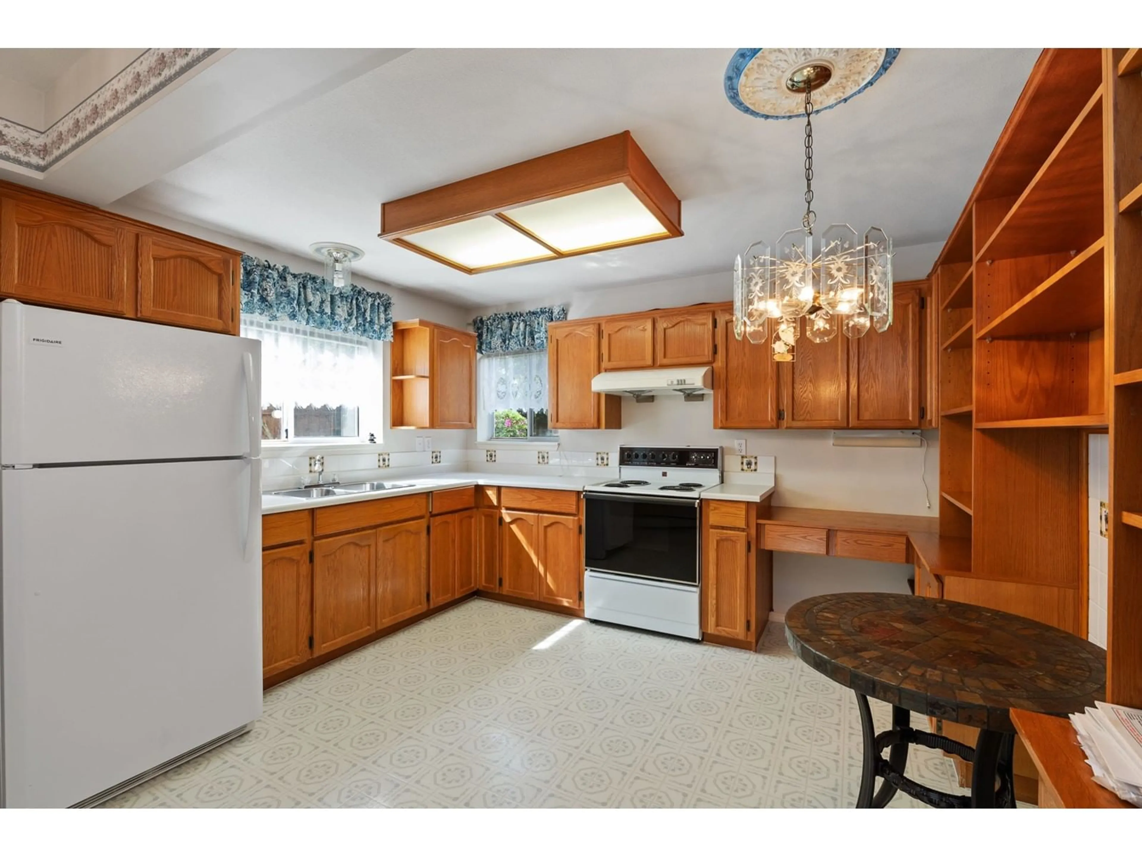 Standard kitchen, ceramic/tile floor for 35285 BELANGER, Abbotsford British Columbia V3G1K2