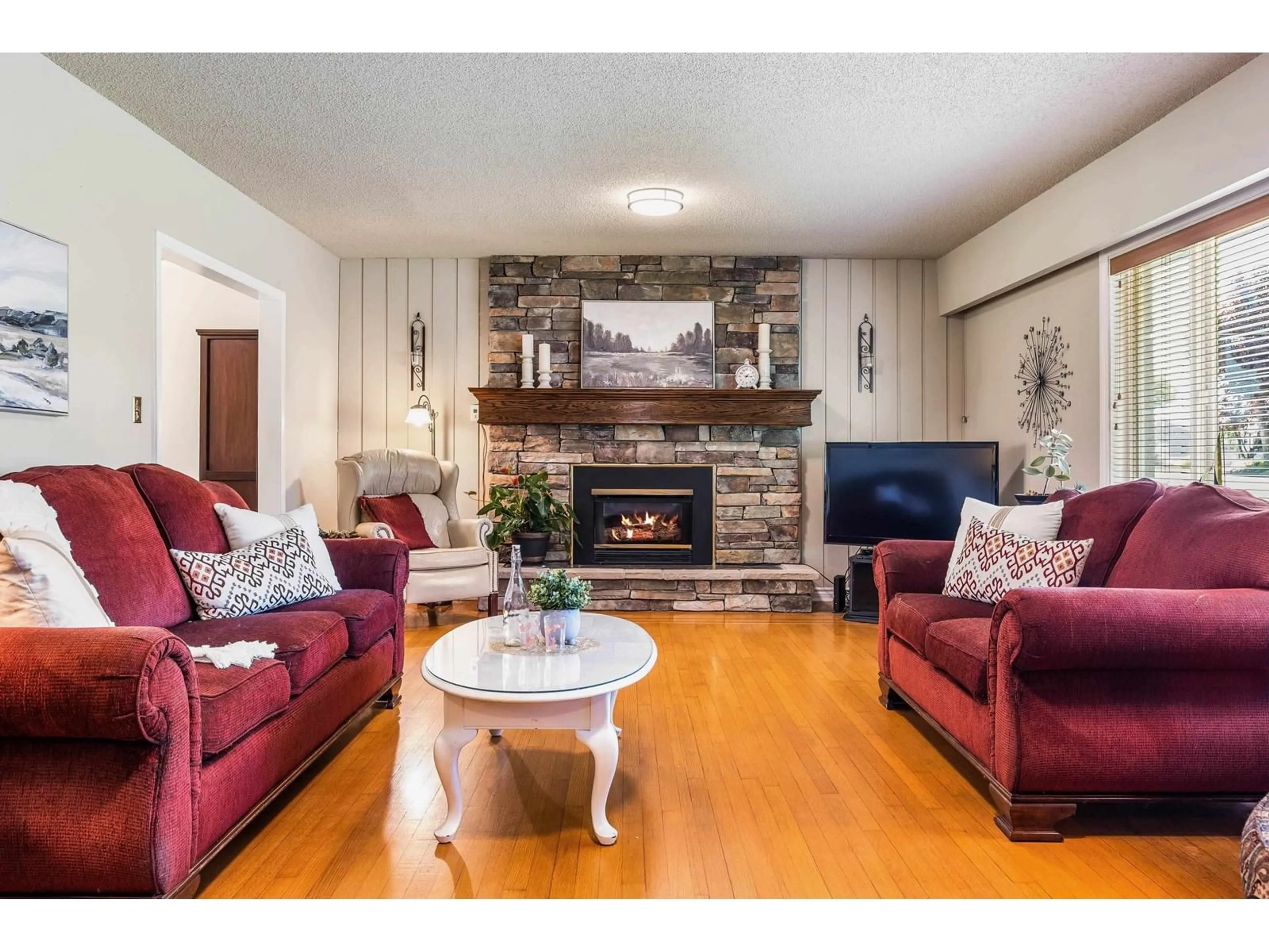 Living room with furniture, wood/laminate floor for 10760 MCDONALD ROAD, Chilliwack British Columbia V2P7L6