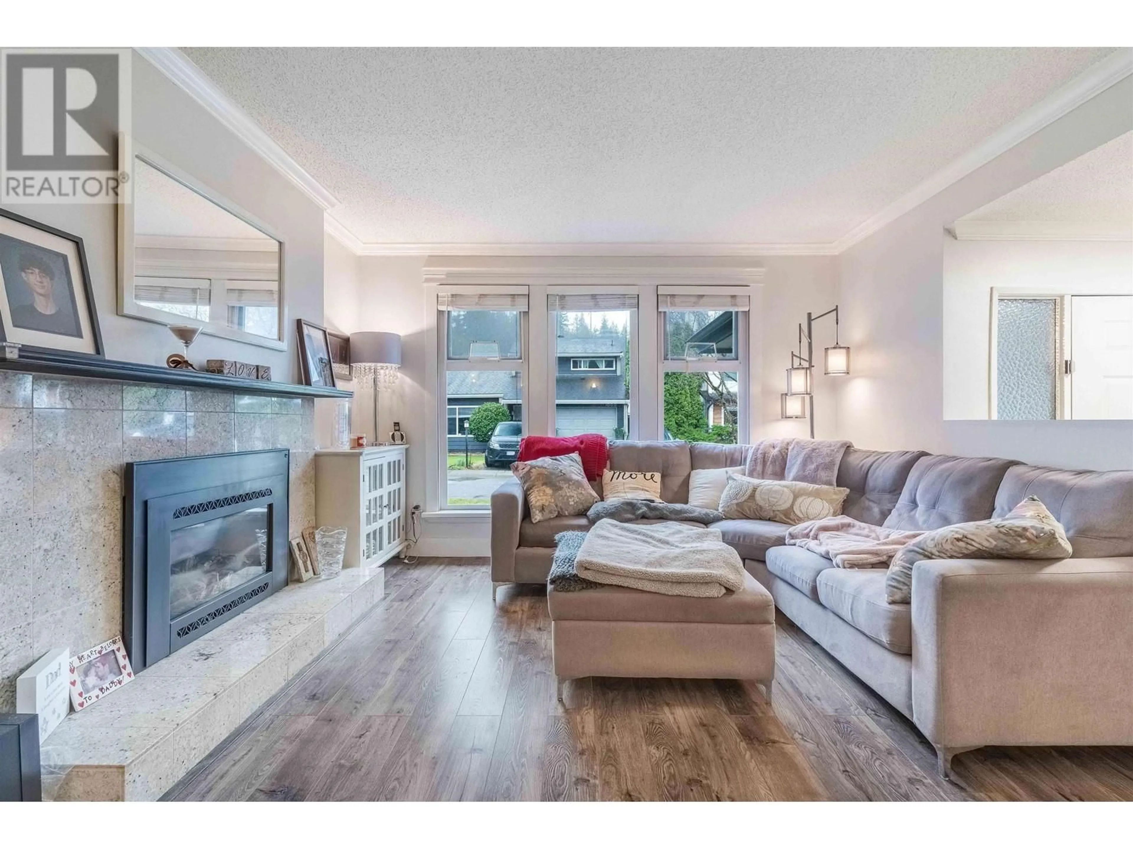 Living room with furniture, wood/laminate floor for 1889 BLUFF WAY, Coquitlam British Columbia V3E1J3
