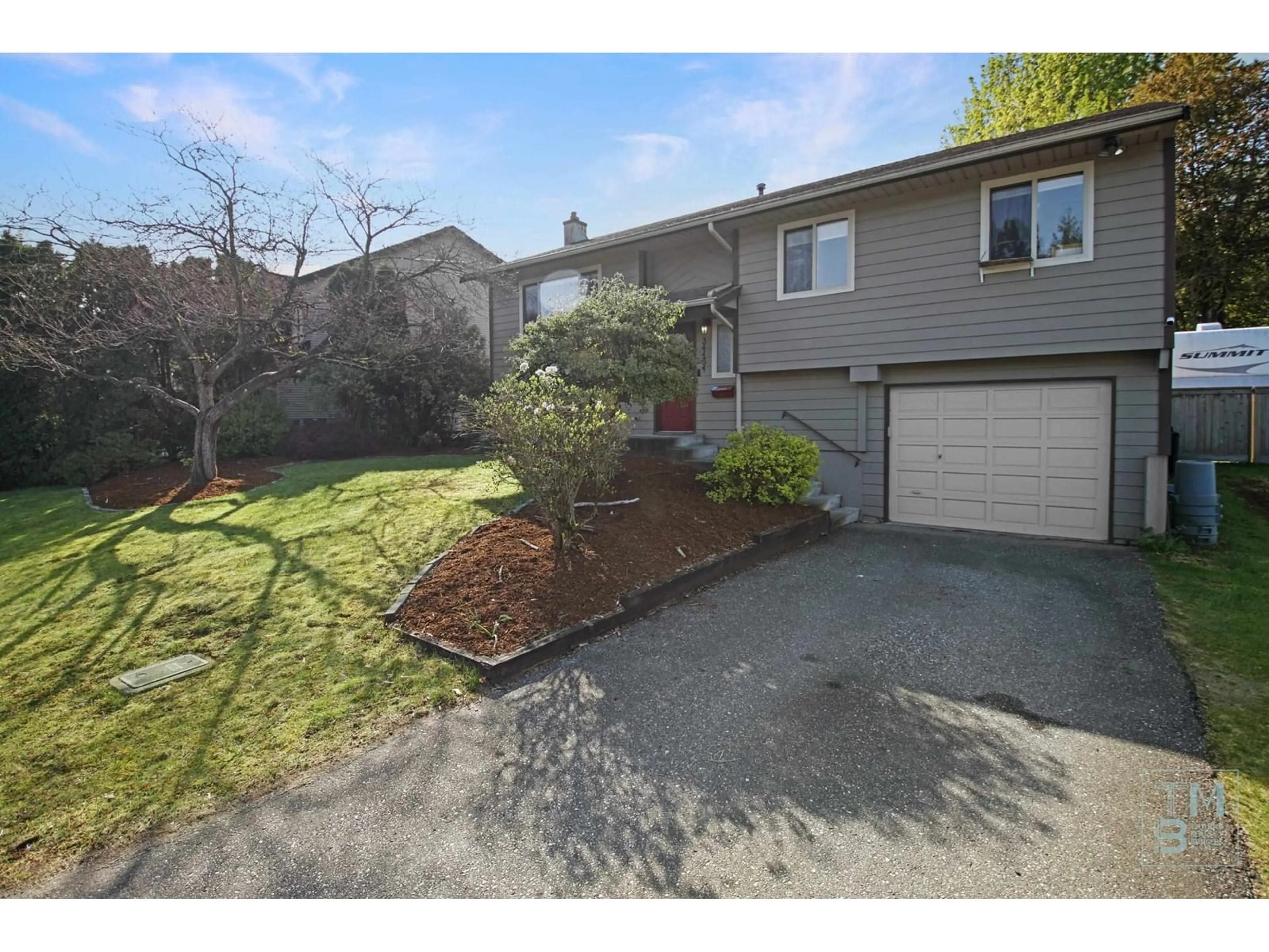 A pic from outside/outdoor area/front of a property/back of a property/a pic from drone, street for 34464 IMMEL, Abbotsford British Columbia V2S5P4