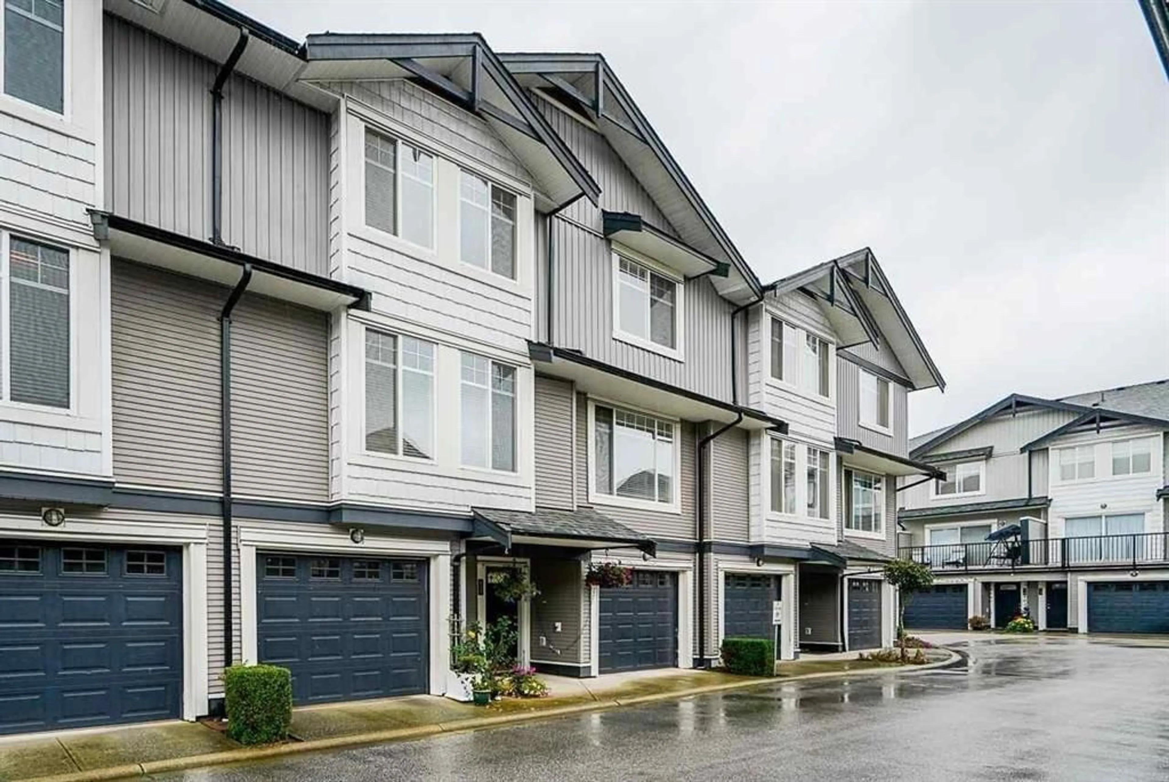 Home with vinyl exterior material, street for 17 - 7156 144, Surrey British Columbia V3W1V5