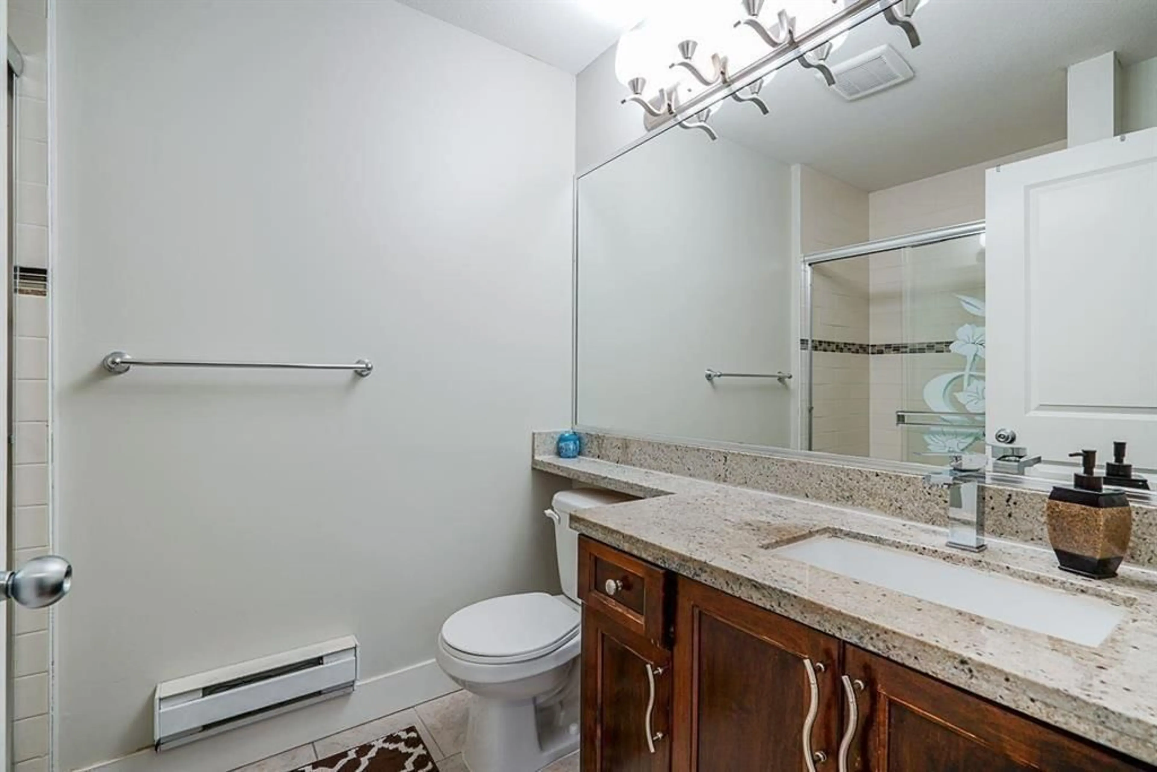 Standard bathroom, unknown for 17 - 7156 144, Surrey British Columbia V3W1V5