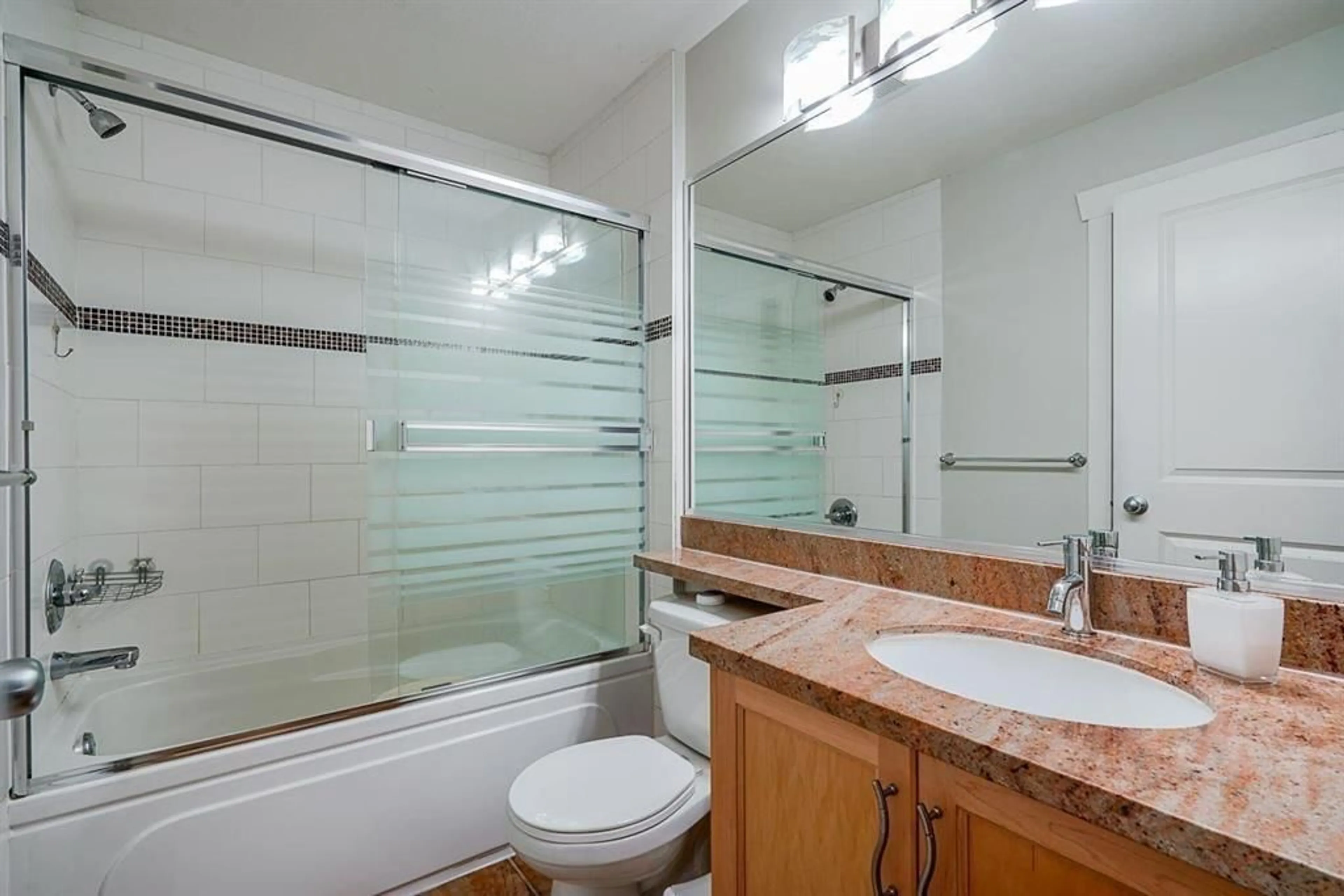 Standard bathroom, ceramic/tile floor for 17 - 7156 144, Surrey British Columbia V3W1V5