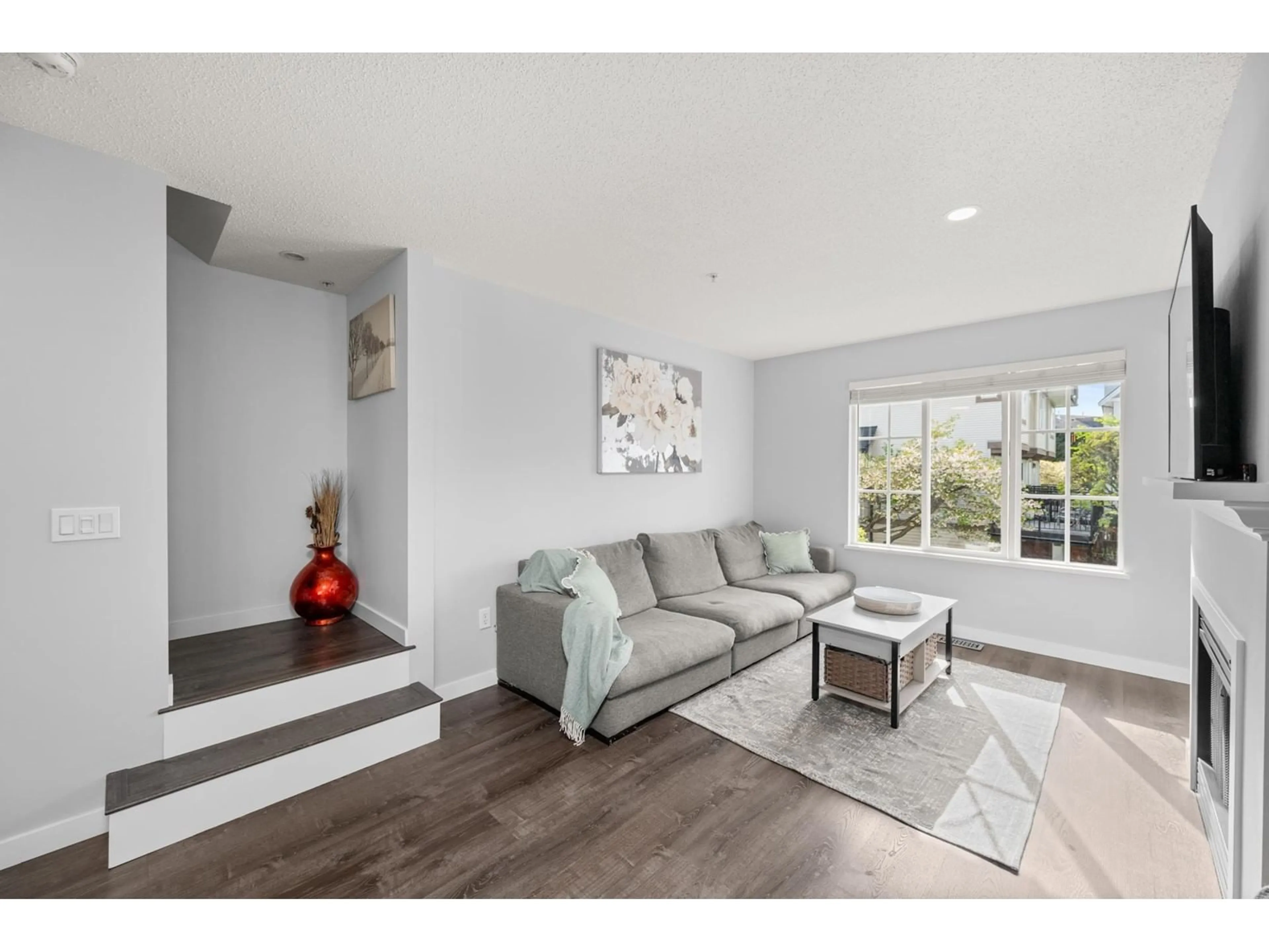 Living room with furniture, unknown for 33 - 20560 66, Langley British Columbia V2Y2Y8