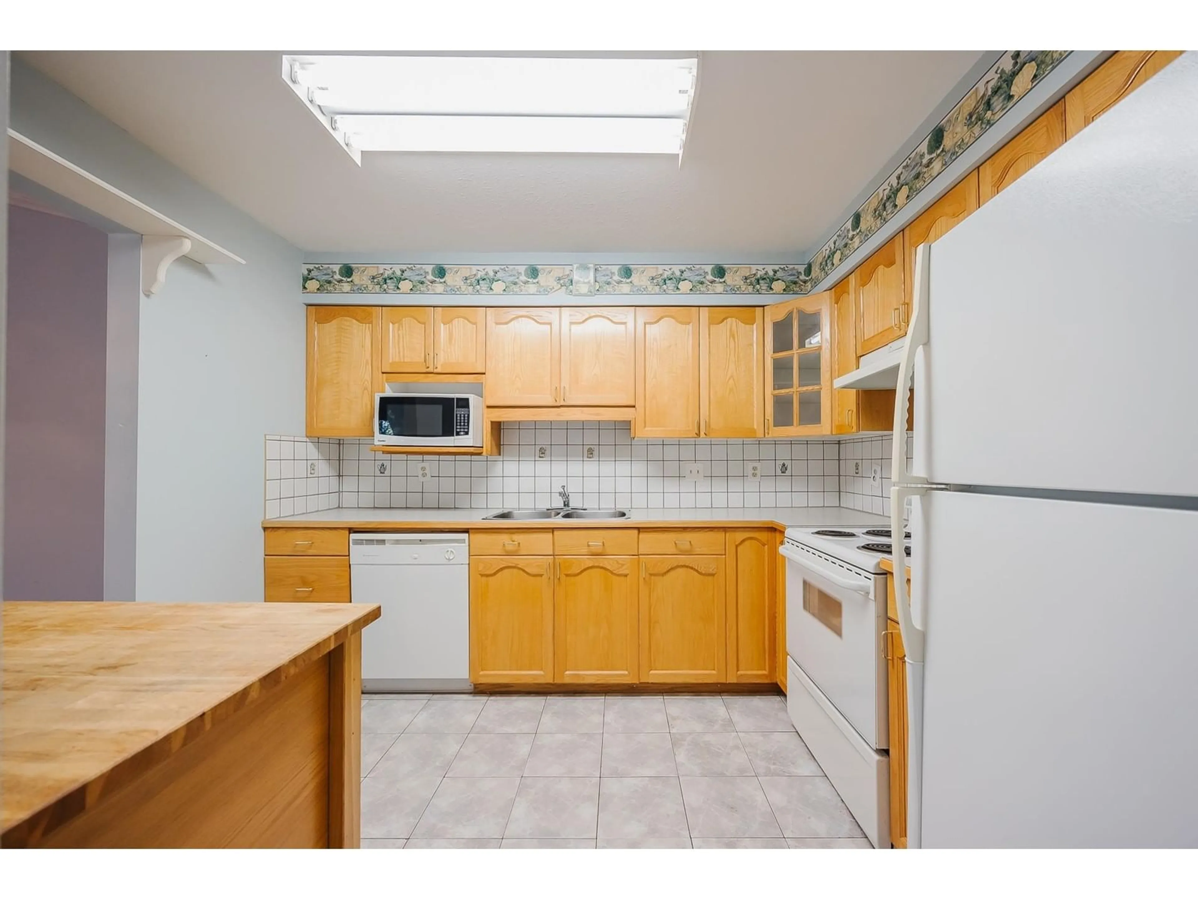 Standard kitchen, unknown for 210 - 32040 TIMS, Abbotsford British Columbia V2T2H2