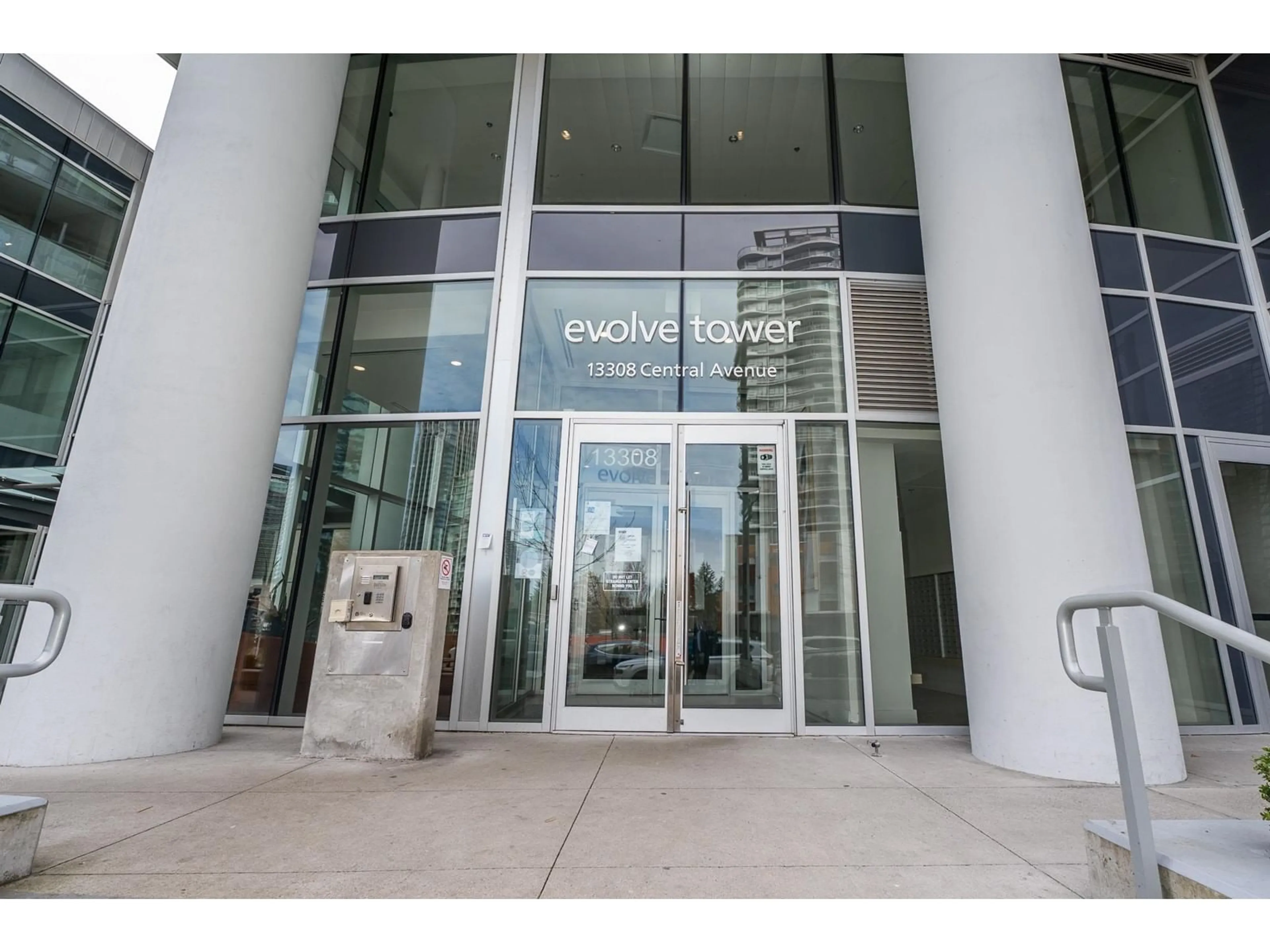 Indoor foyer for 1601 - 13308 CENTRAL, Surrey British Columbia V3T0M4