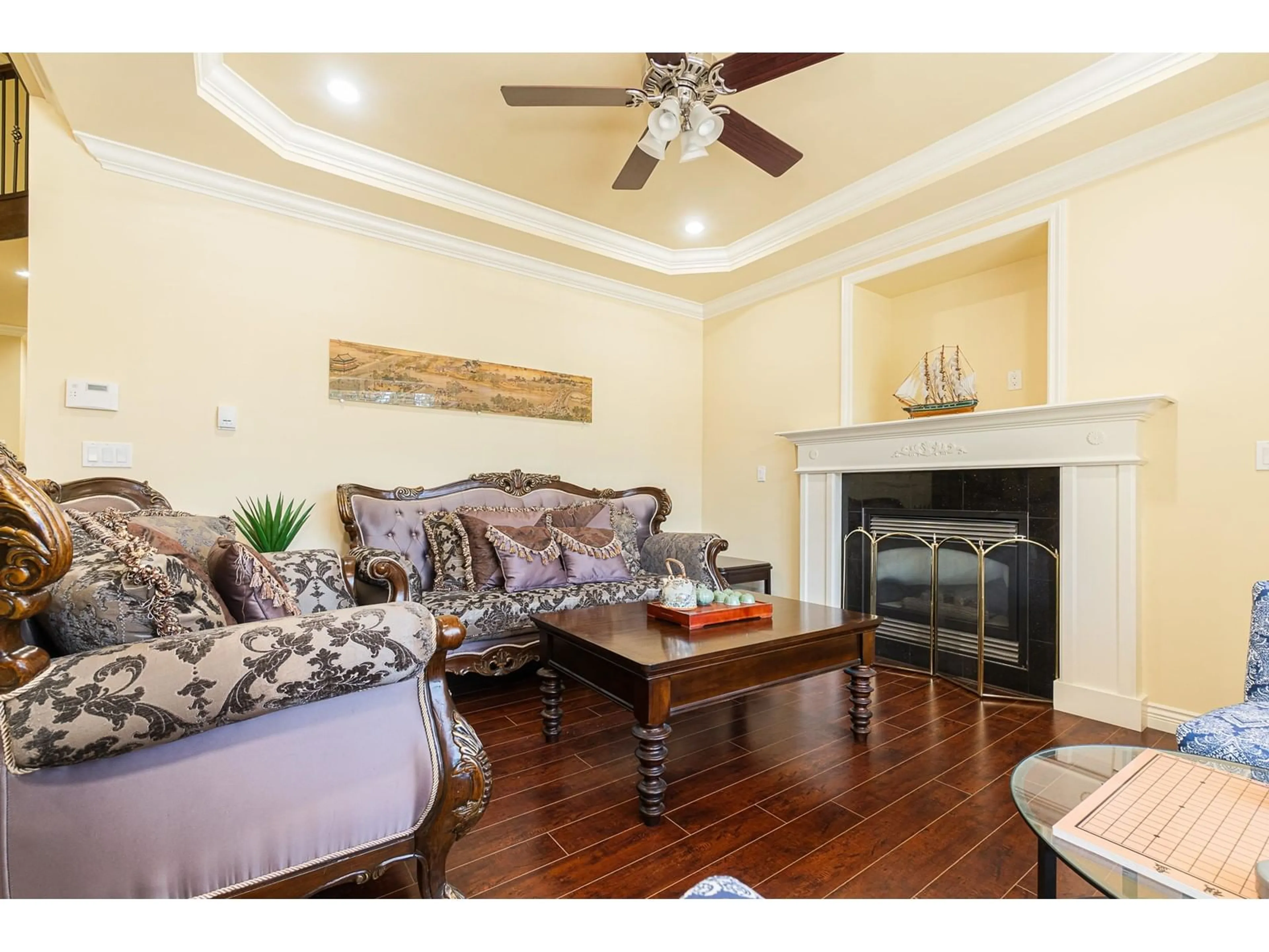 Living room with furniture, wood/laminate floor for 9765 160A, Surrey British Columbia V4N5M1