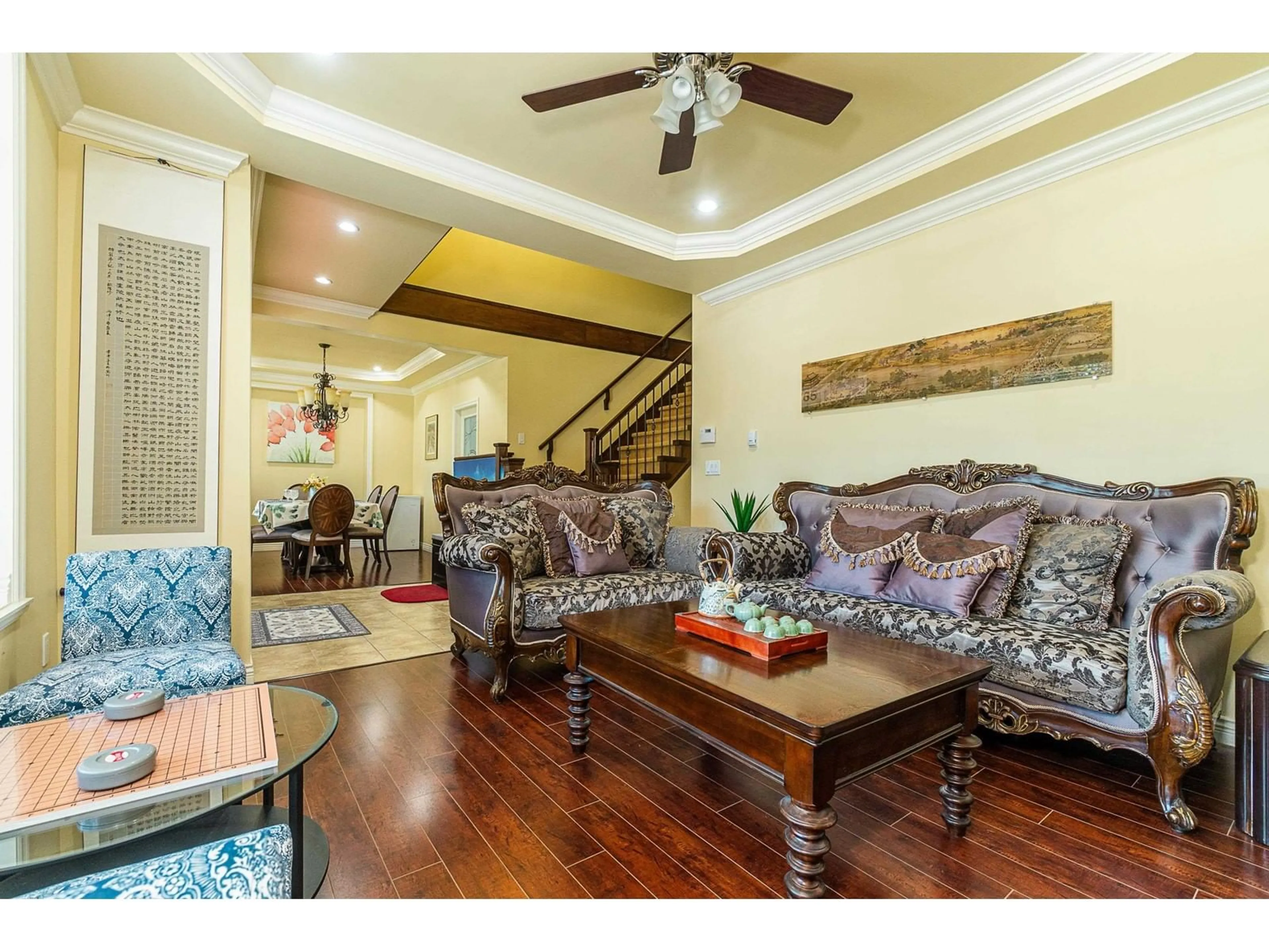 Living room with furniture, wood/laminate floor for 9765 160A, Surrey British Columbia V4N5M1
