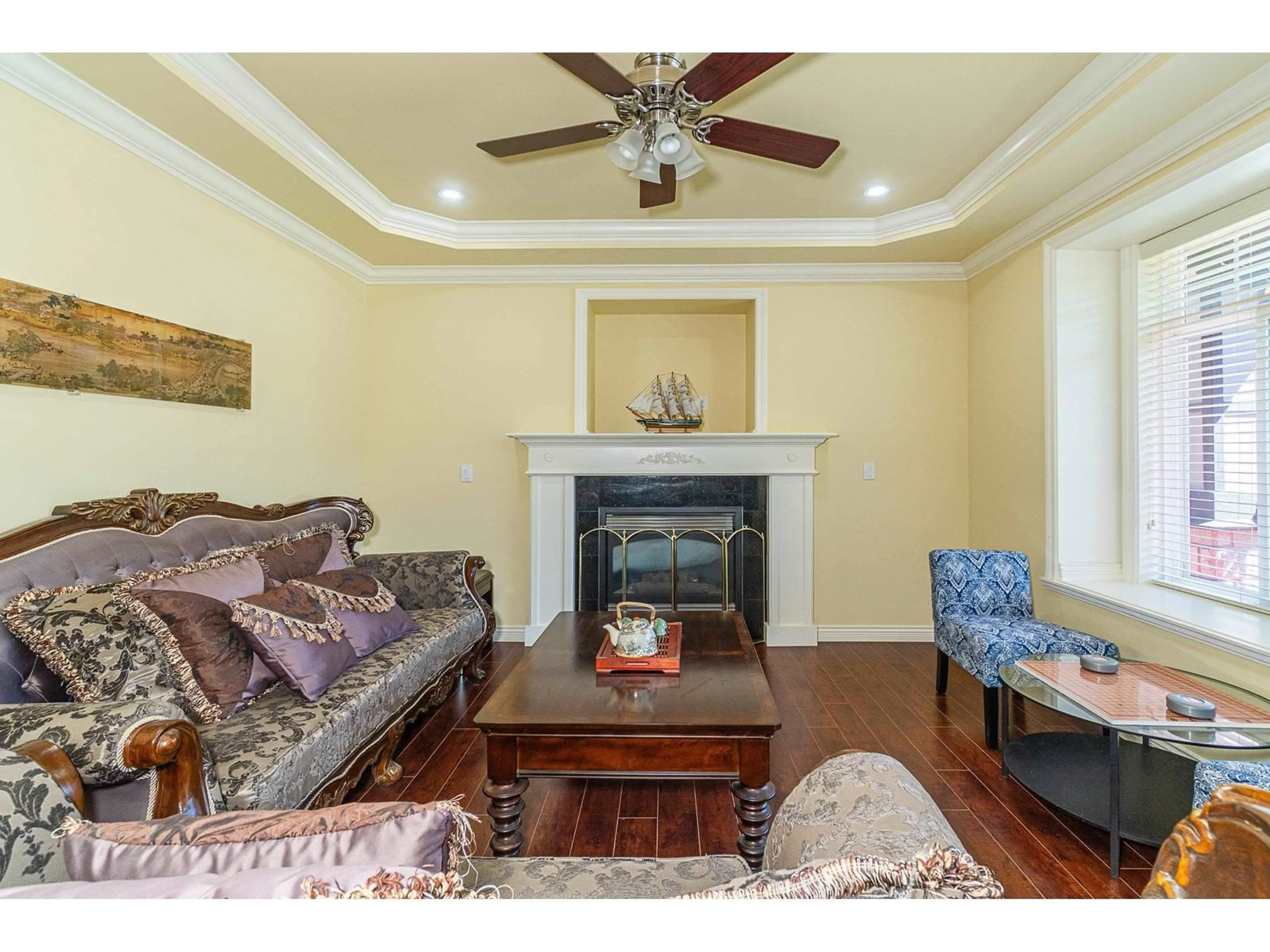 Living room with furniture, wood/laminate floor for 9765 160A, Surrey British Columbia V4N5M1