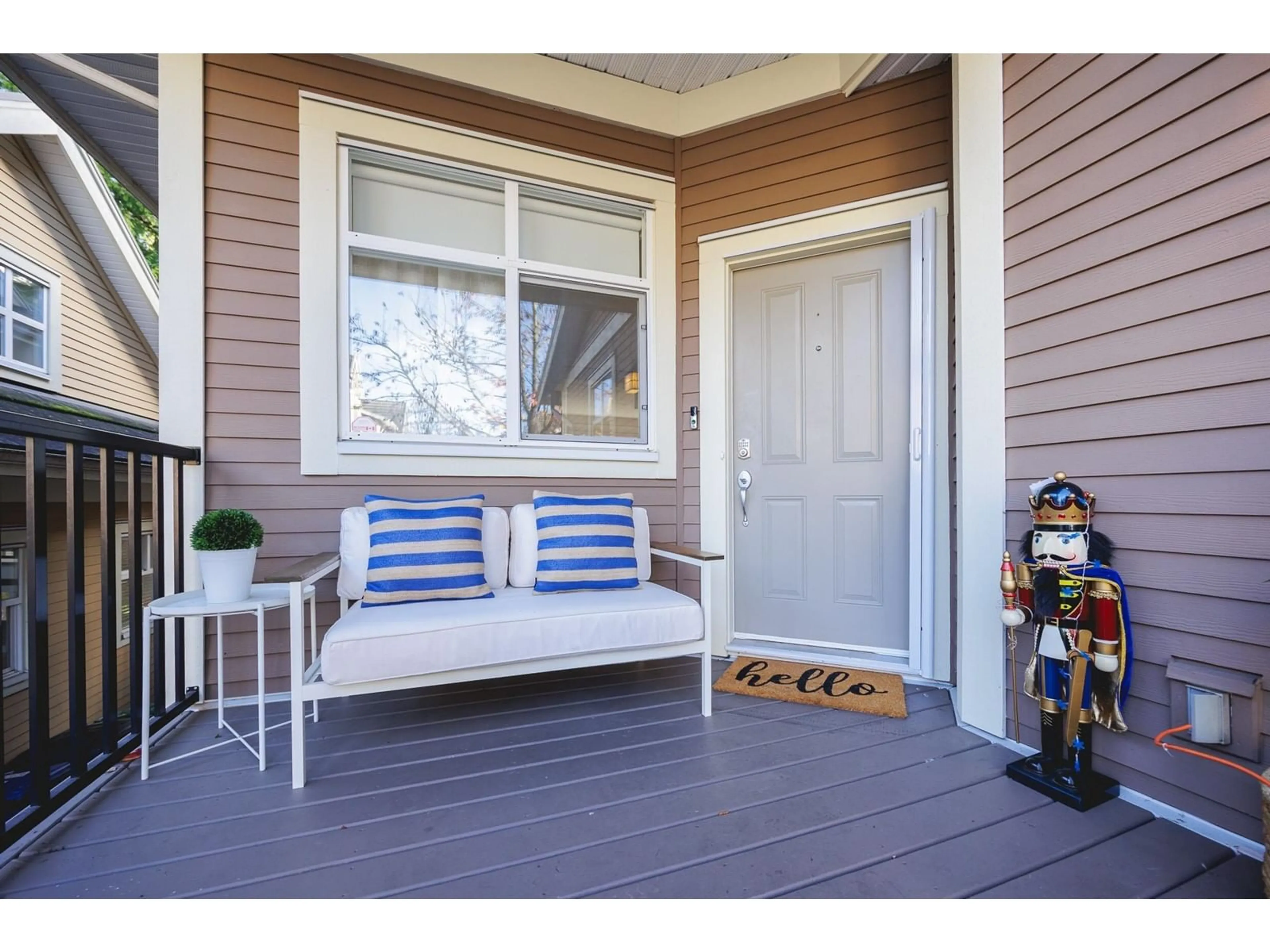 Indoor entryway for 32 - 15237 36, Surrey British Columbia V3Z0Y4