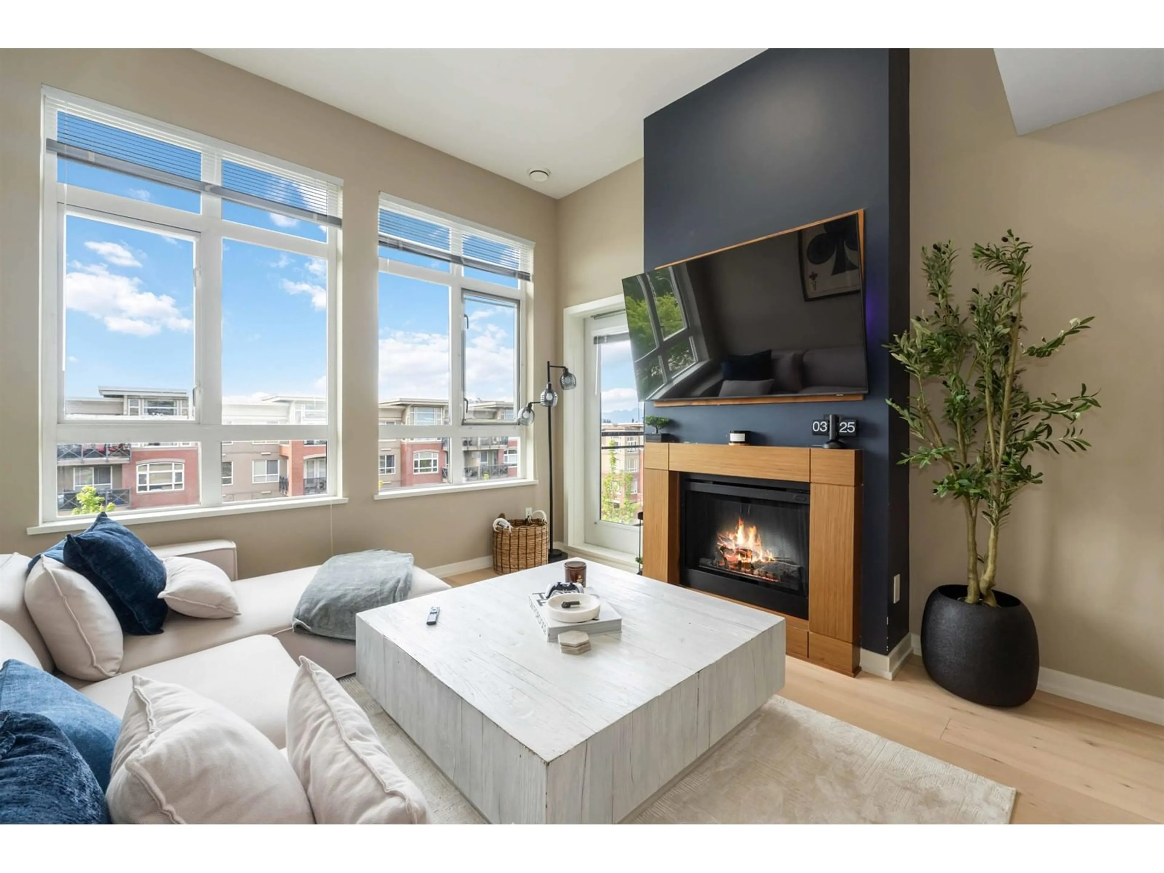 Living room with furniture, unknown for 412 - 2940 KING GEORGE, Surrey British Columbia V4P0E4
