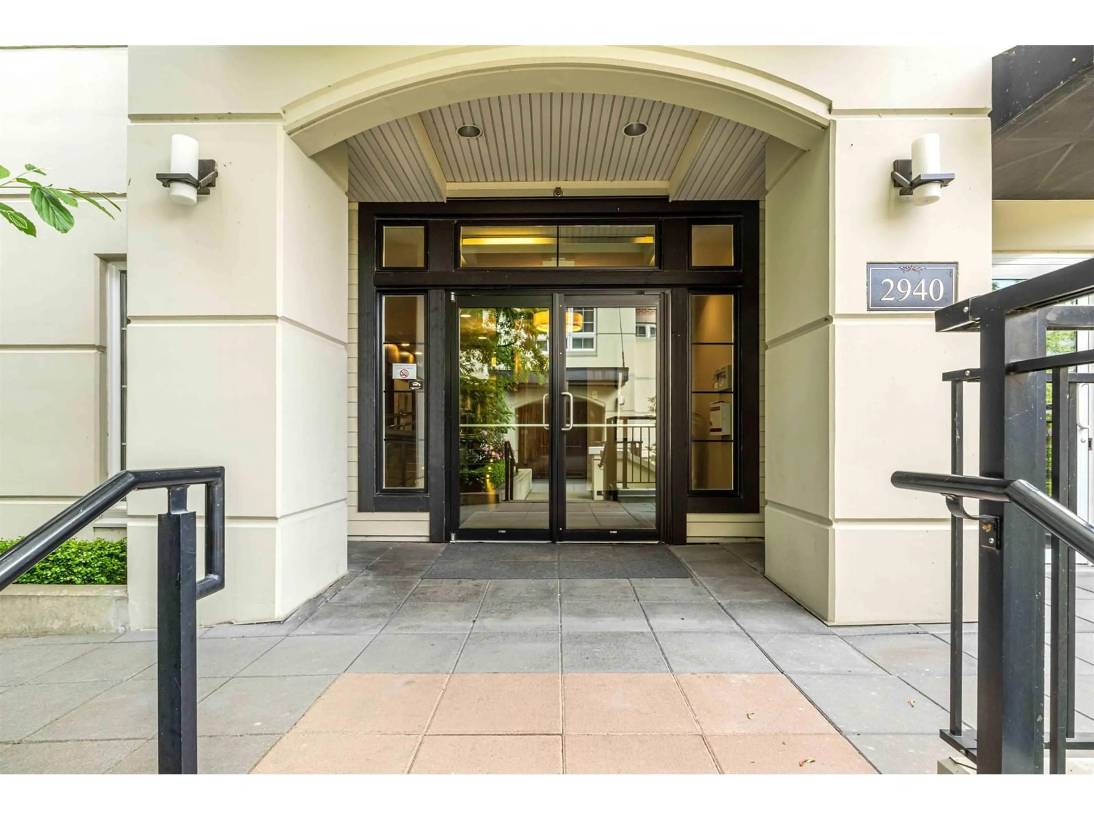Indoor foyer for 412 - 2940 KING GEORGE, Surrey British Columbia V4P0E4