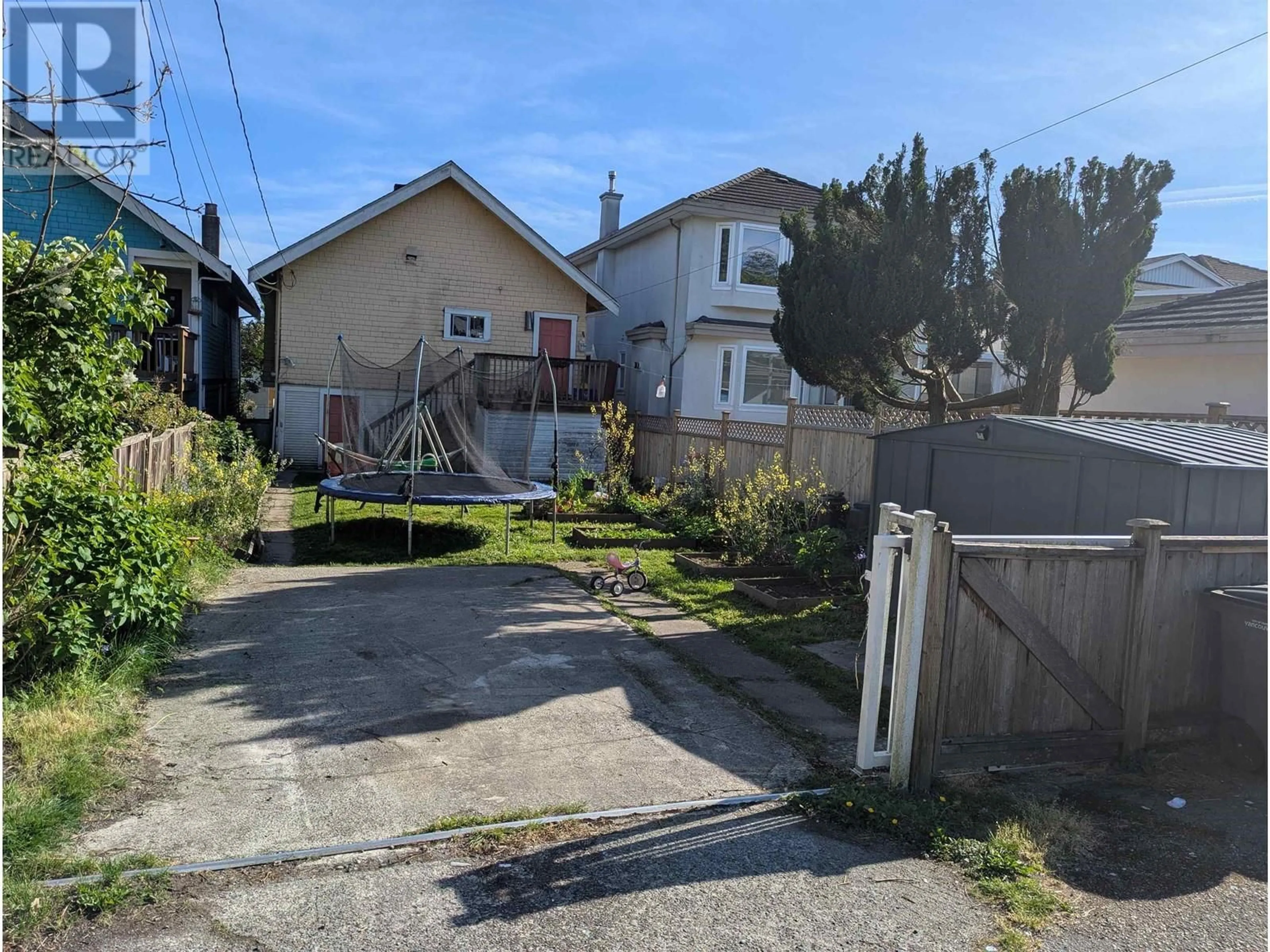 A pic from outside/outdoor area/front of a property/back of a property/a pic from drone, street for 81 50TH AVENUE, Vancouver British Columbia V5X1A1