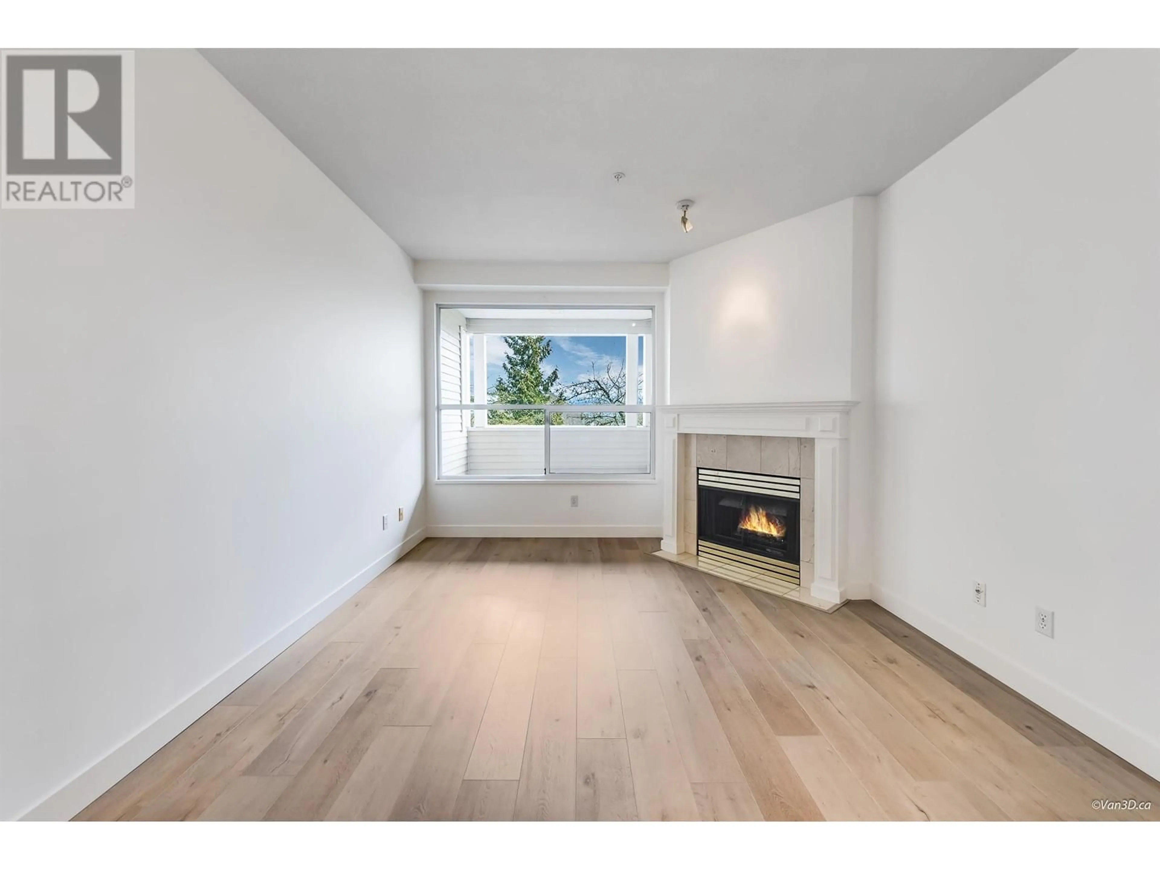 A pic of a room for 205 - 5270 OAKMOUNT CRESCENT, Burnaby British Columbia V5H4S1