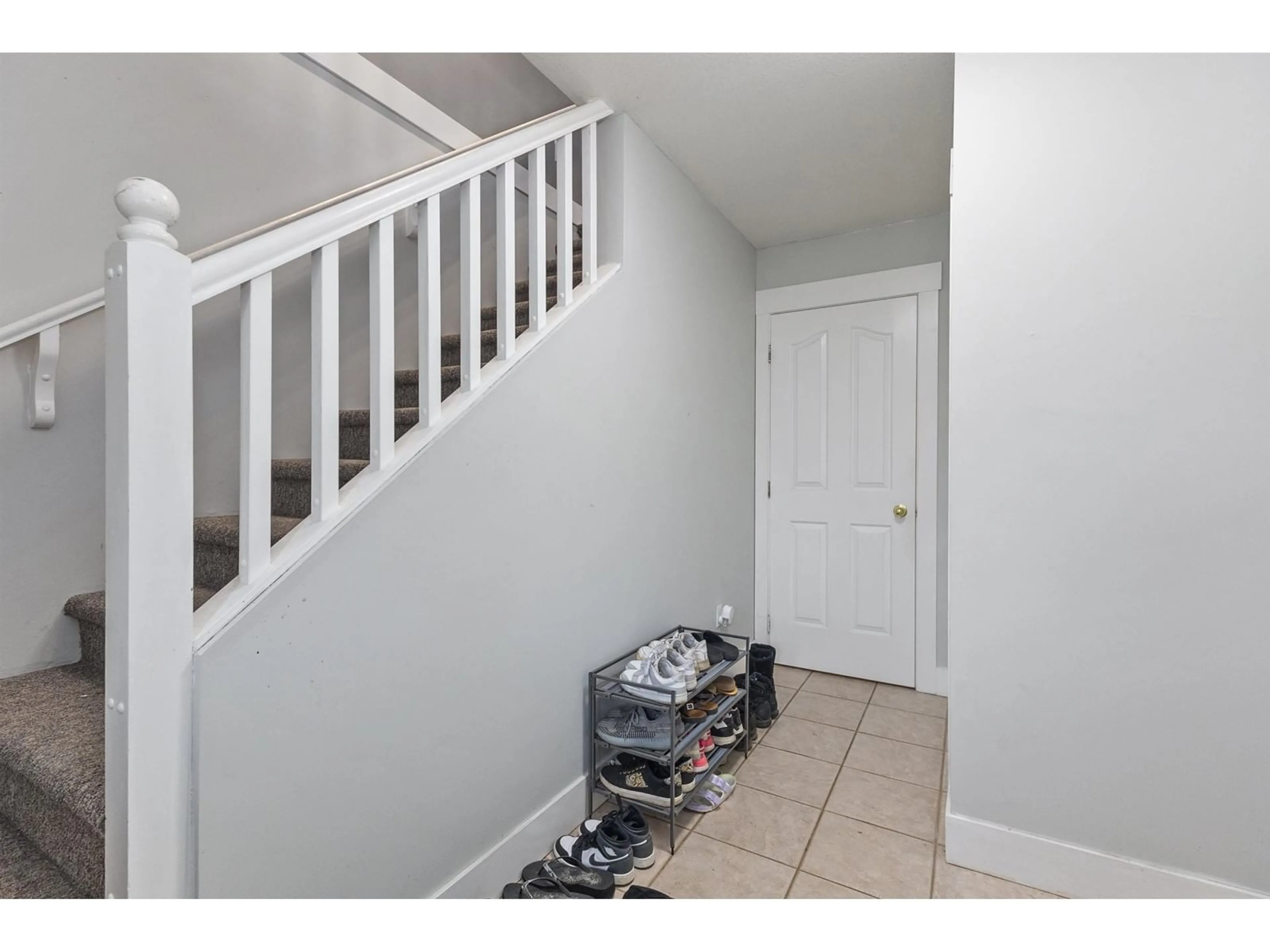 Indoor entryway for 31473 CROSSLEY, Abbotsford British Columbia V2T5G8