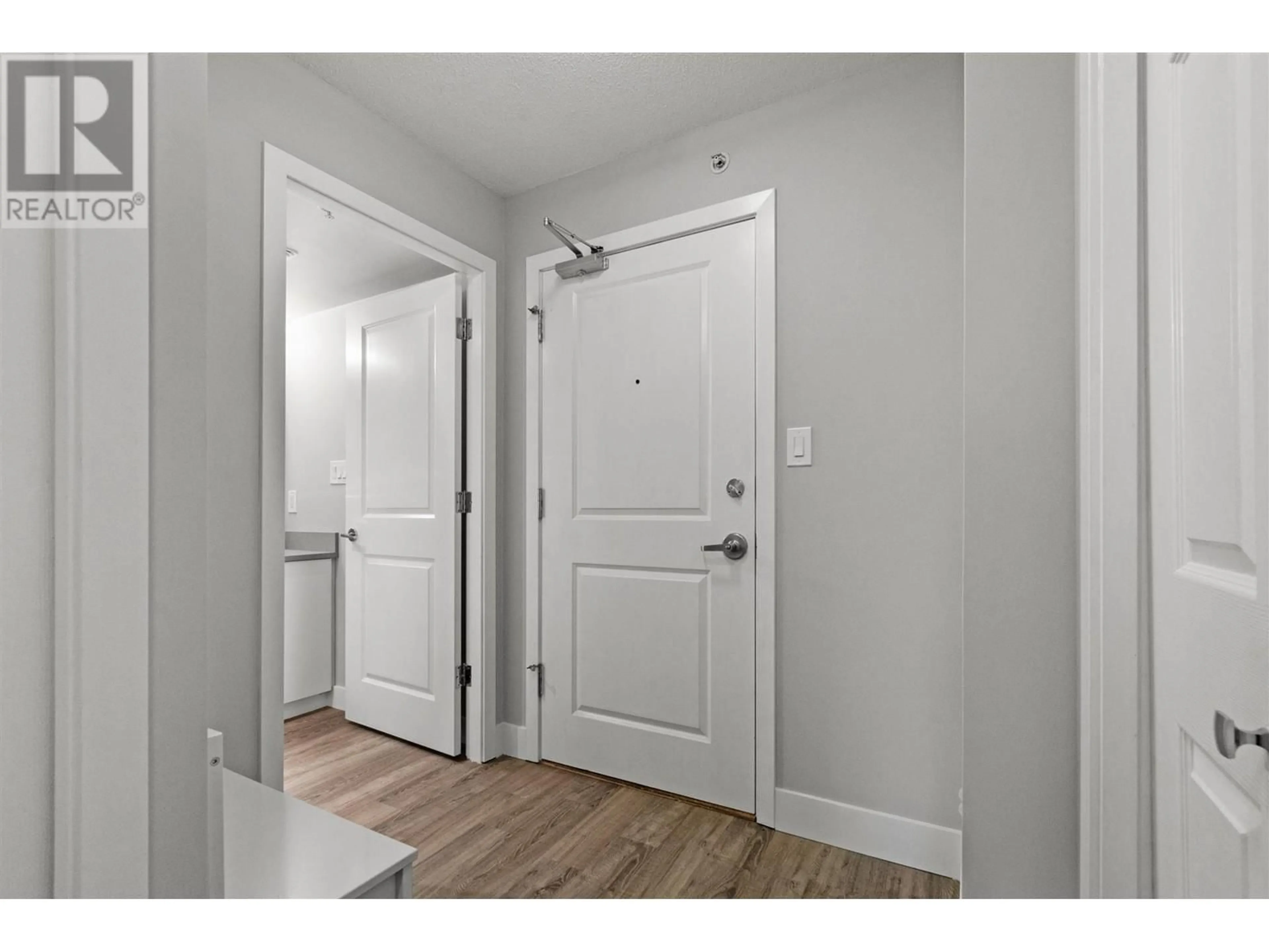 Indoor entryway for 505 - 2088 MADISON AVENUE, Burnaby British Columbia V5C6T5
