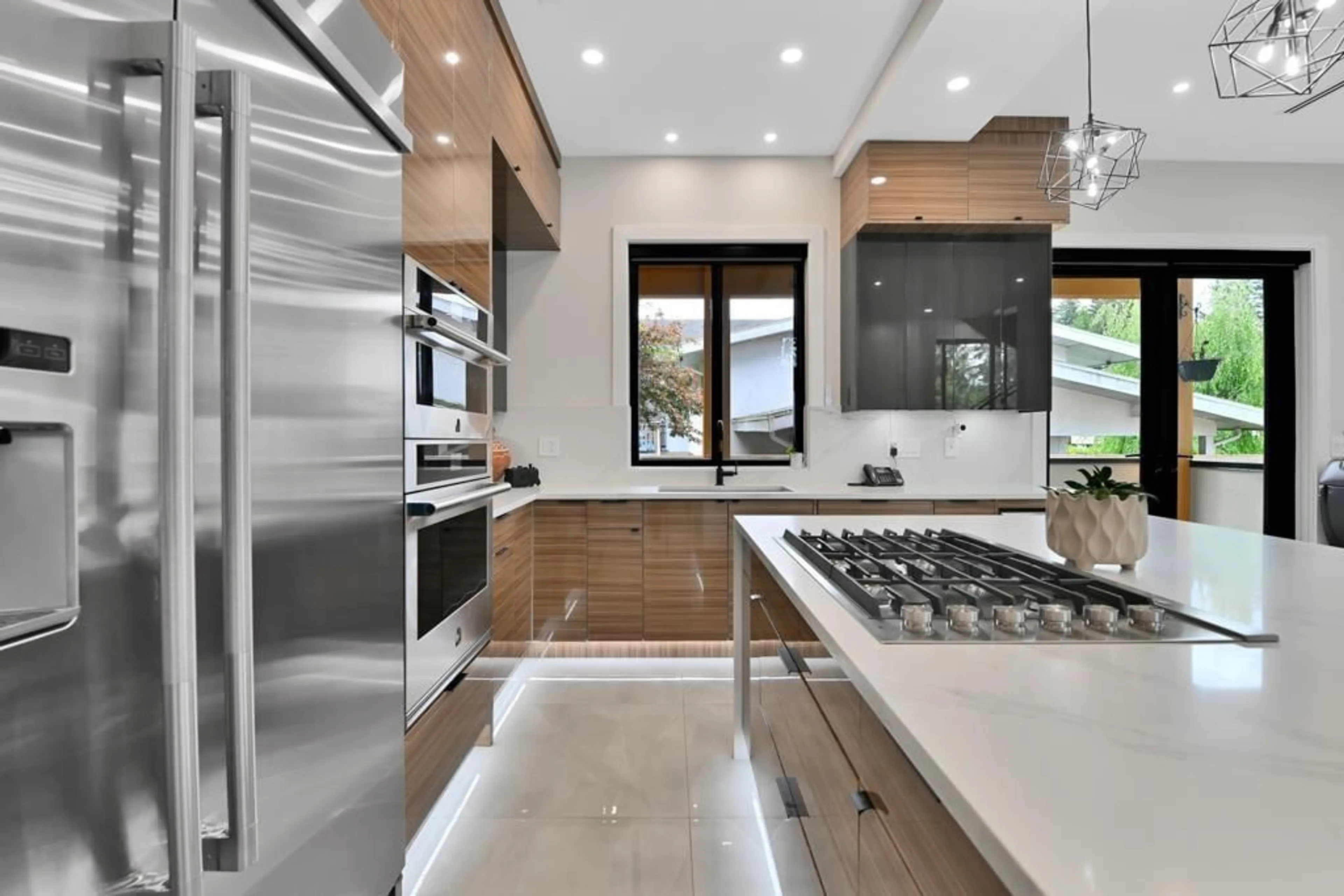 Contemporary kitchen, ceramic/tile floor for 34208 CEDAR, Abbotsford British Columbia V2S2W2