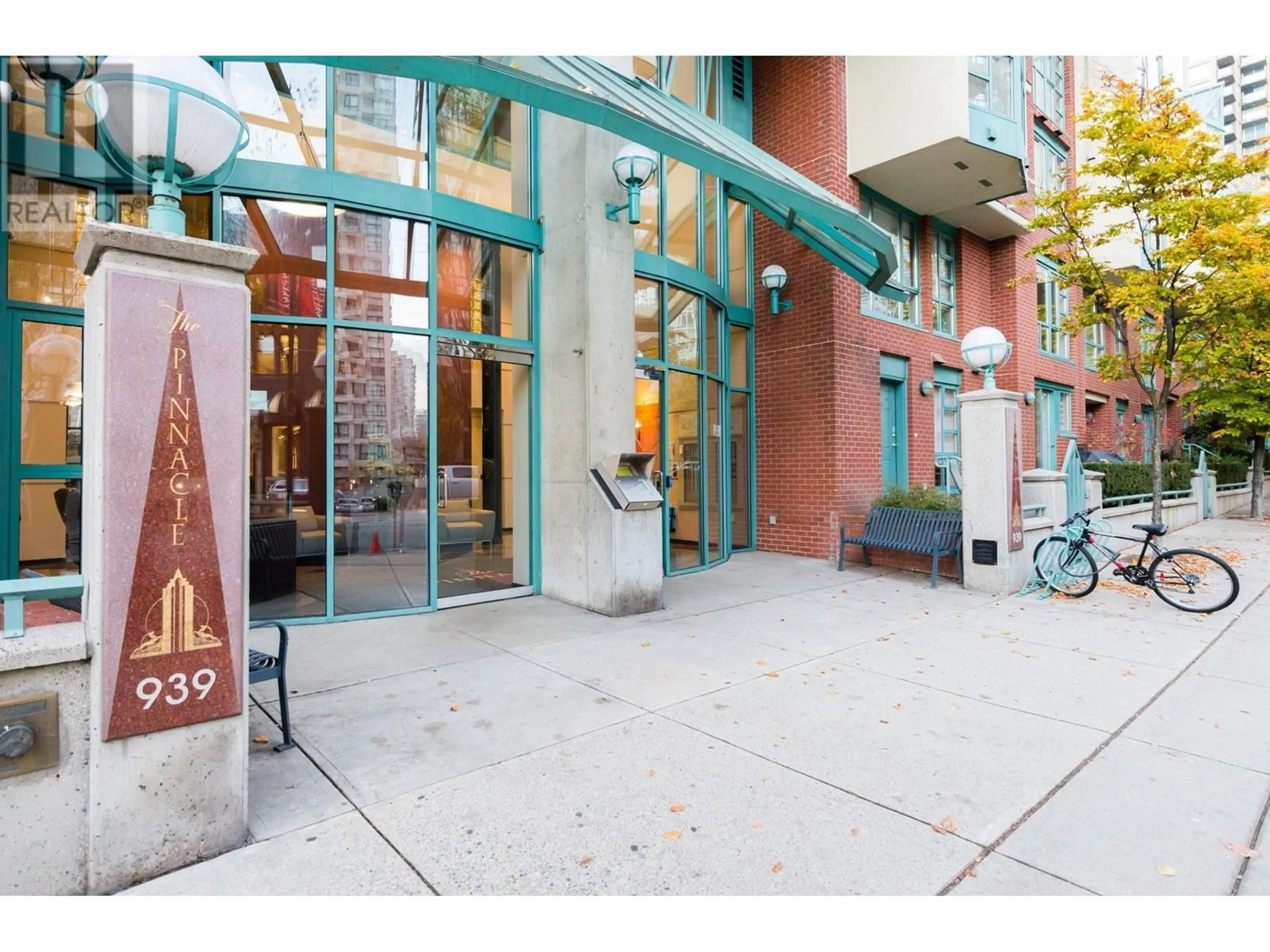Indoor foyer for 801 - 939 HOMER STREET, Vancouver British Columbia V6B2W6