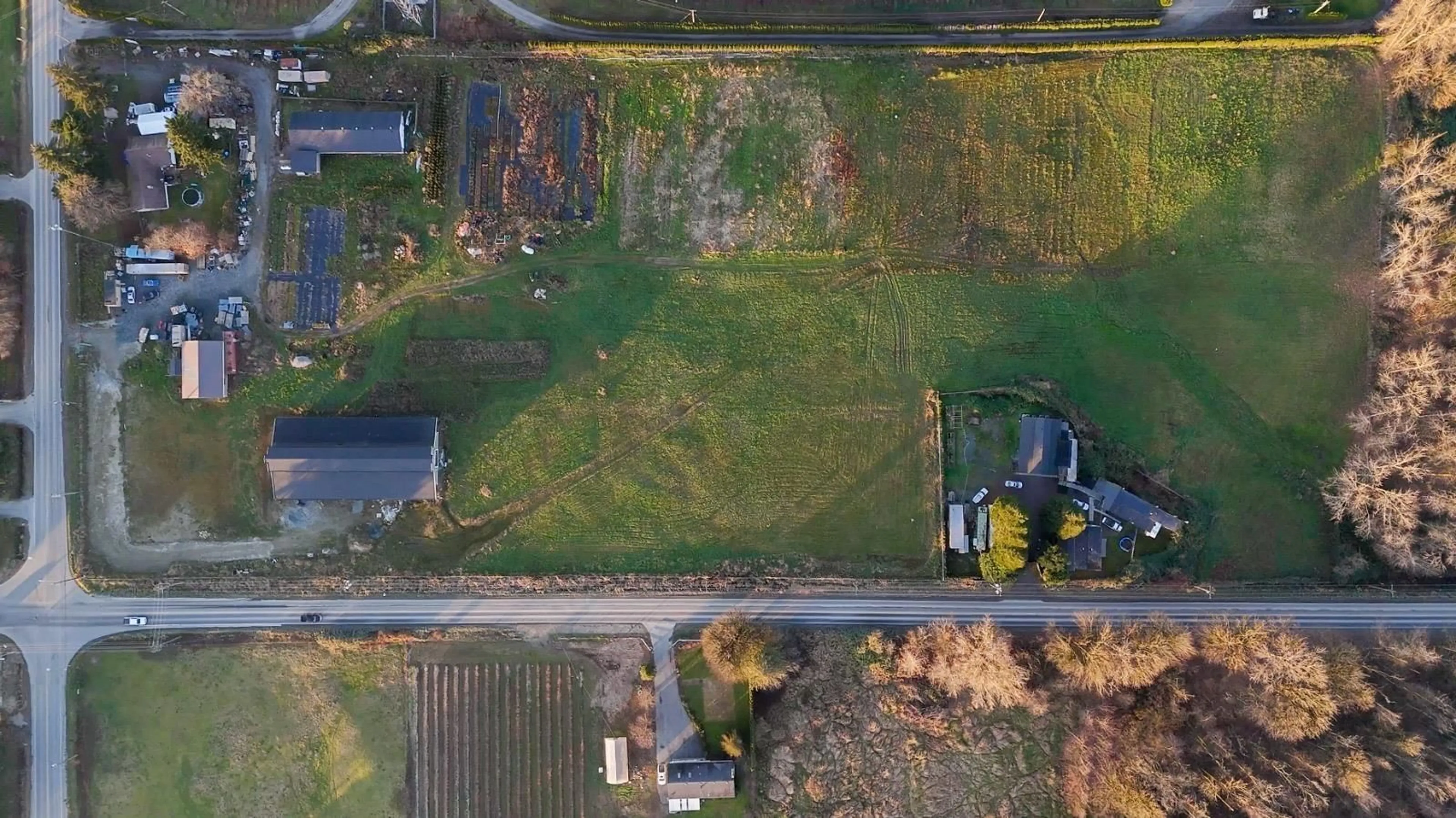 A pic from outside/outdoor area/front of a property/back of a property/a pic from drone, building for 1660 LEFEUVRE, Abbotsford British Columbia V4X1C5