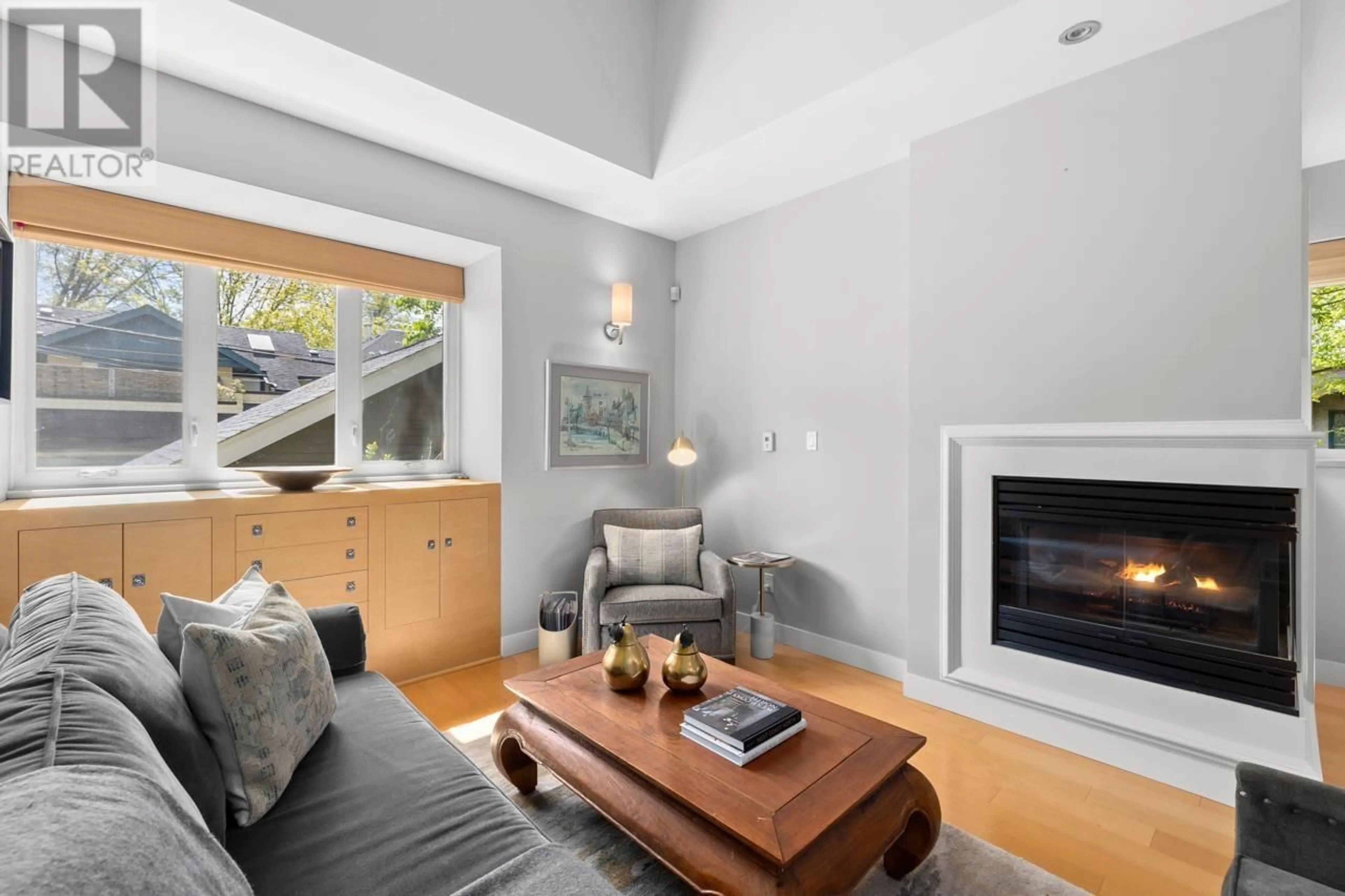 Living room with furniture, wood/laminate floor for 366 14TH AVENUE, Vancouver British Columbia V5Y1X4