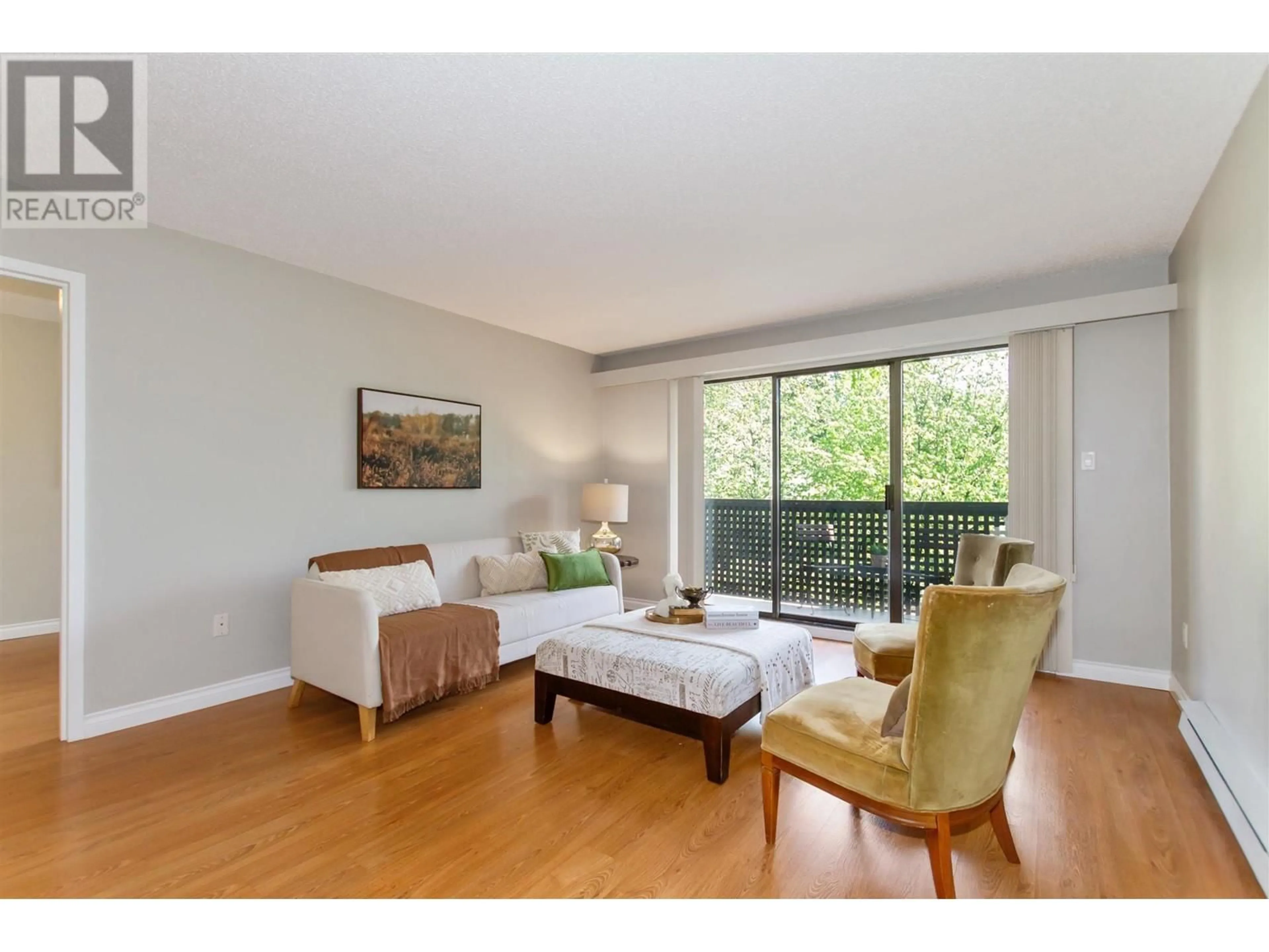 Living room with furniture, wood/laminate floor for 305 - 340 GINGER DRIVE, New Westminster British Columbia V3L5L7