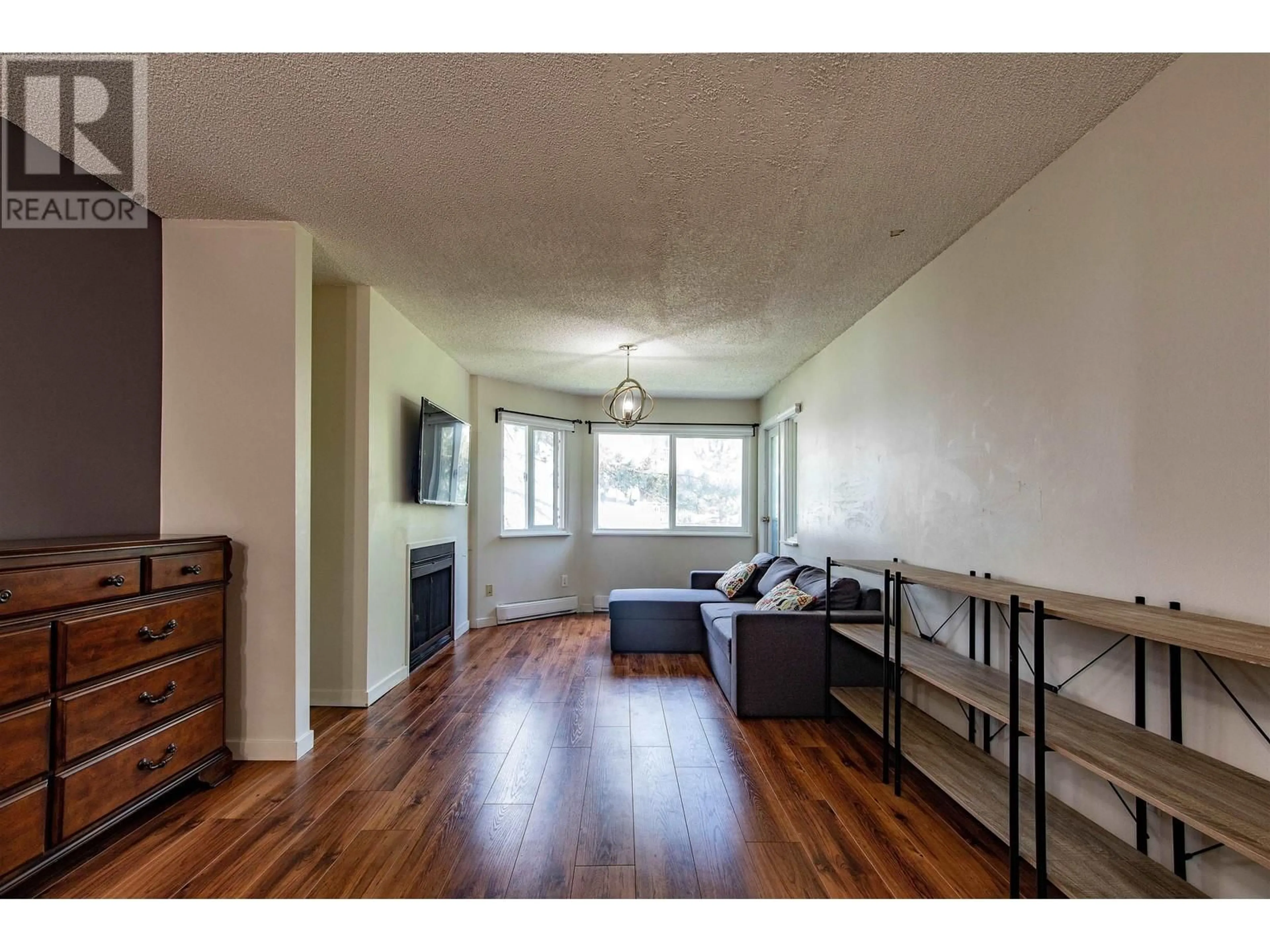 A pic of a room for 406 - 9890 MANCHESTER DRIVE, Burnaby British Columbia V3N4R4
