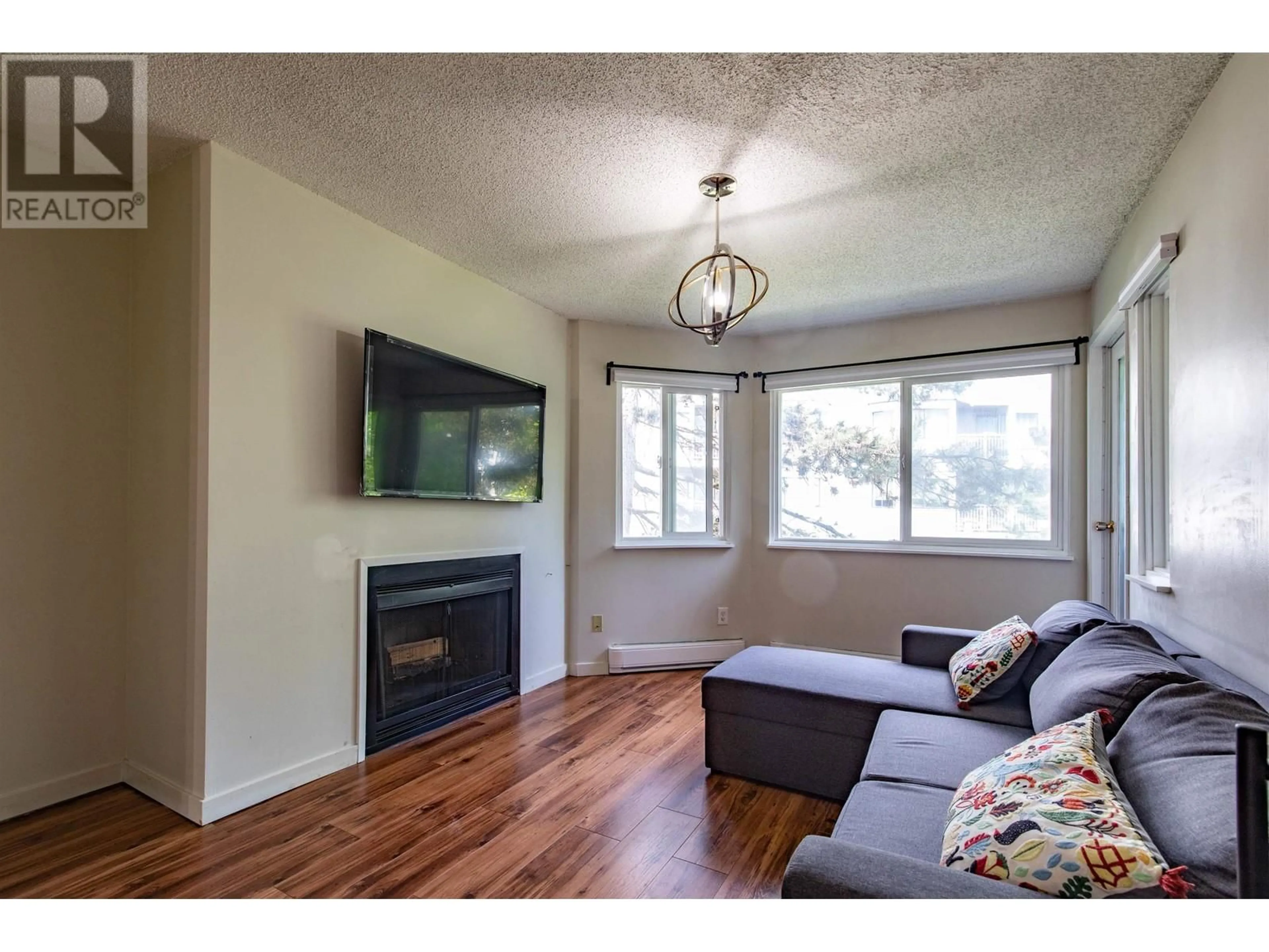 Living room with furniture, wood/laminate floor for 406 - 9890 MANCHESTER DRIVE, Burnaby British Columbia V3N4R4