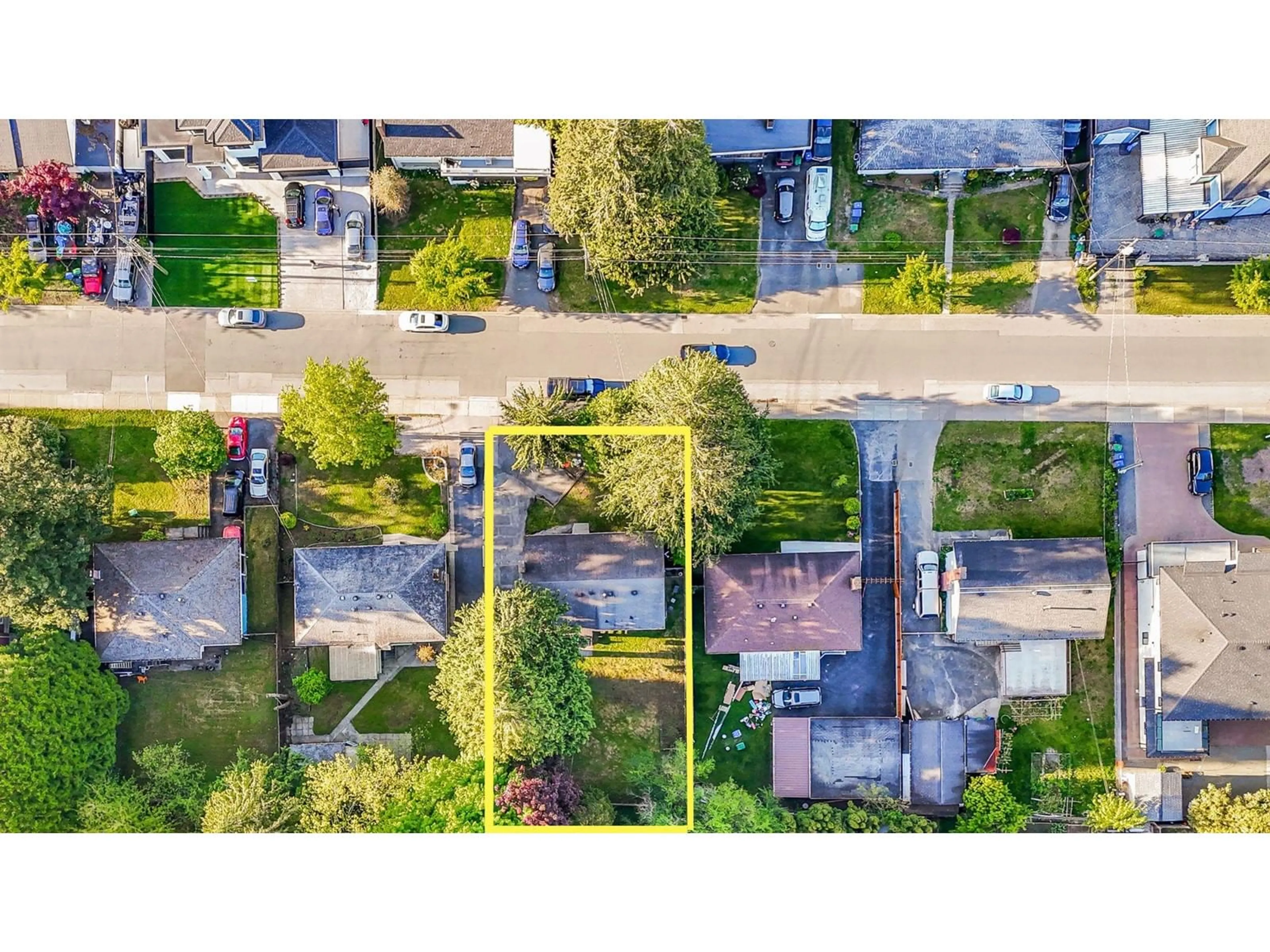 A pic from outside/outdoor area/front of a property/back of a property/a pic from drone, street for 12552 99, Surrey British Columbia V3V2P5