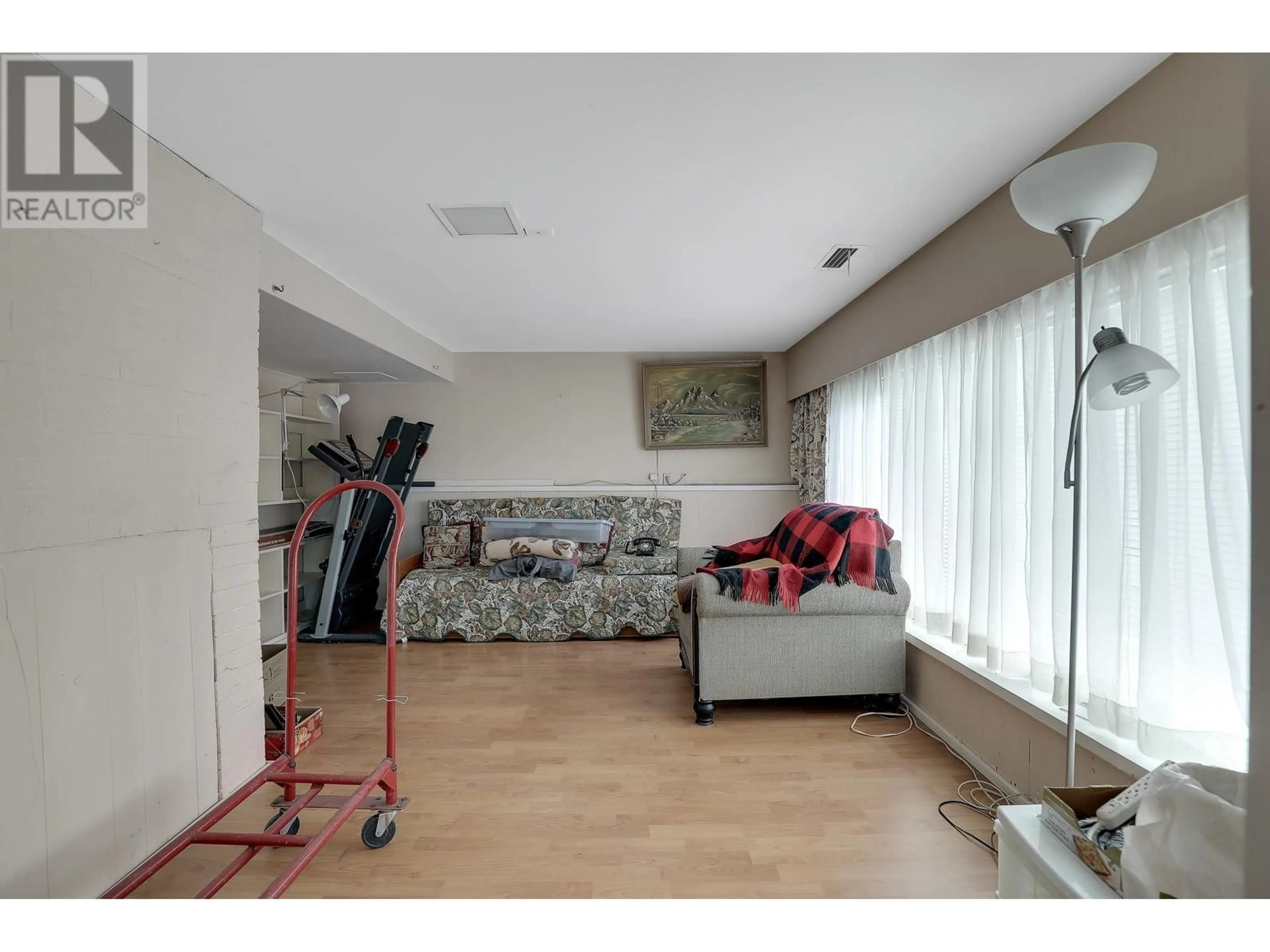A pic of a room for 6407 LOUGHEED HIGHWAY, Burnaby British Columbia V5B3A1
