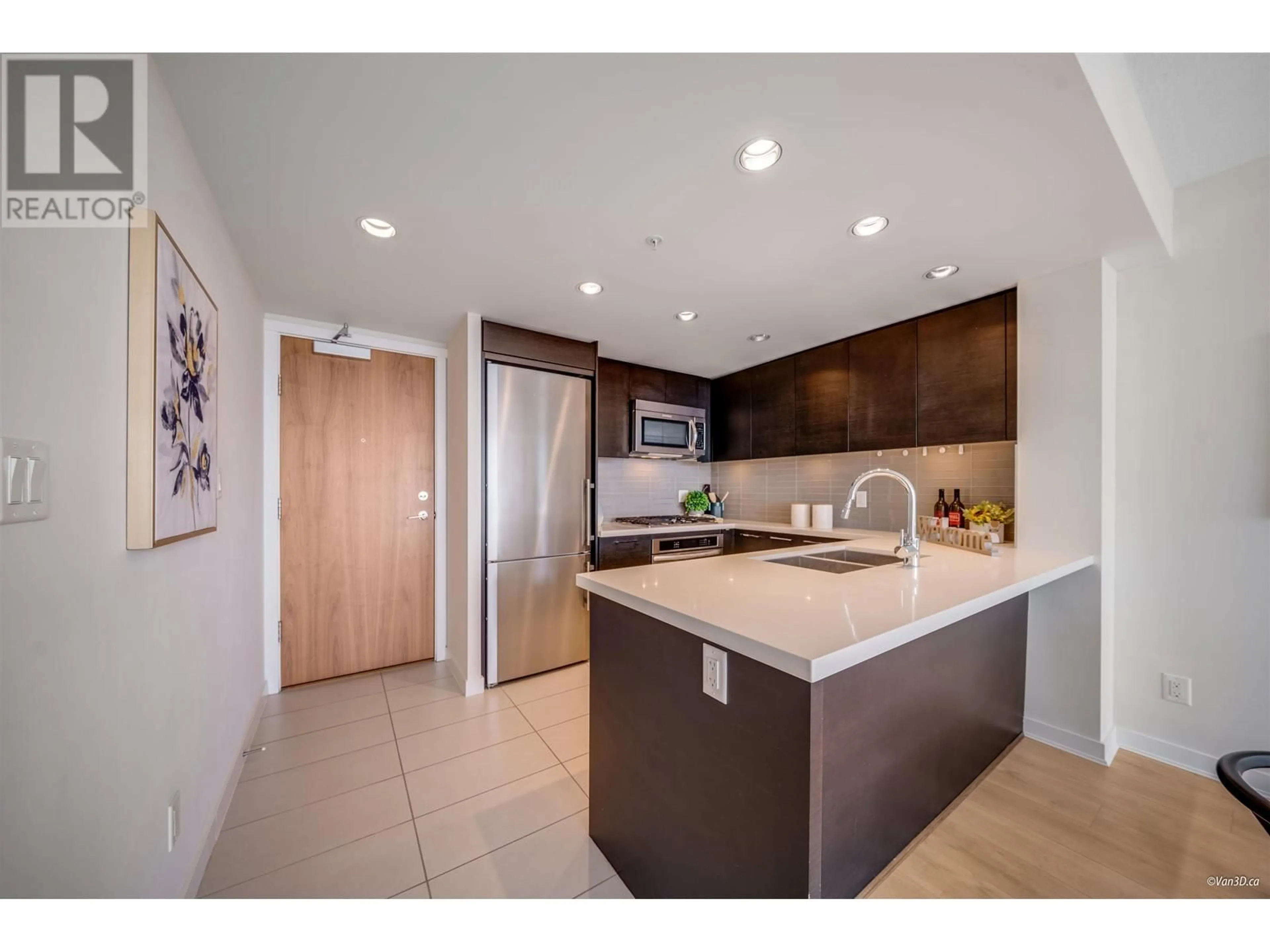 Standard kitchen, ceramic/tile floor for 3607 - 4880 BENNETT STREET, Burnaby British Columbia V5H0C1