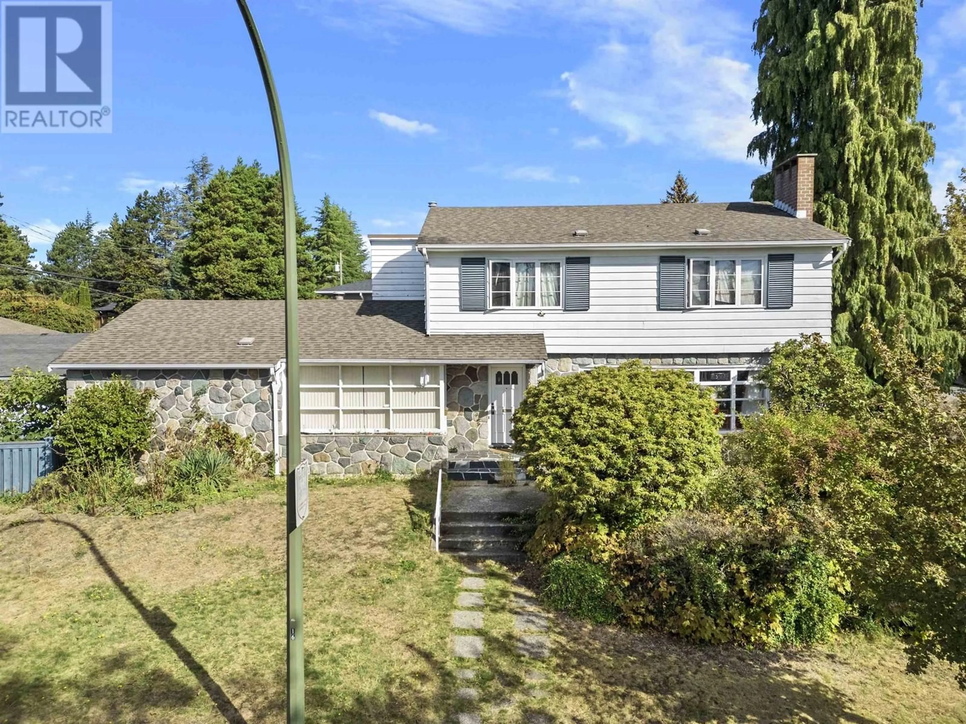 A pic from outside/outdoor area/front of a property/back of a property/a pic from drone, street for 609 52ND AVENUE, Vancouver British Columbia V6P1G3