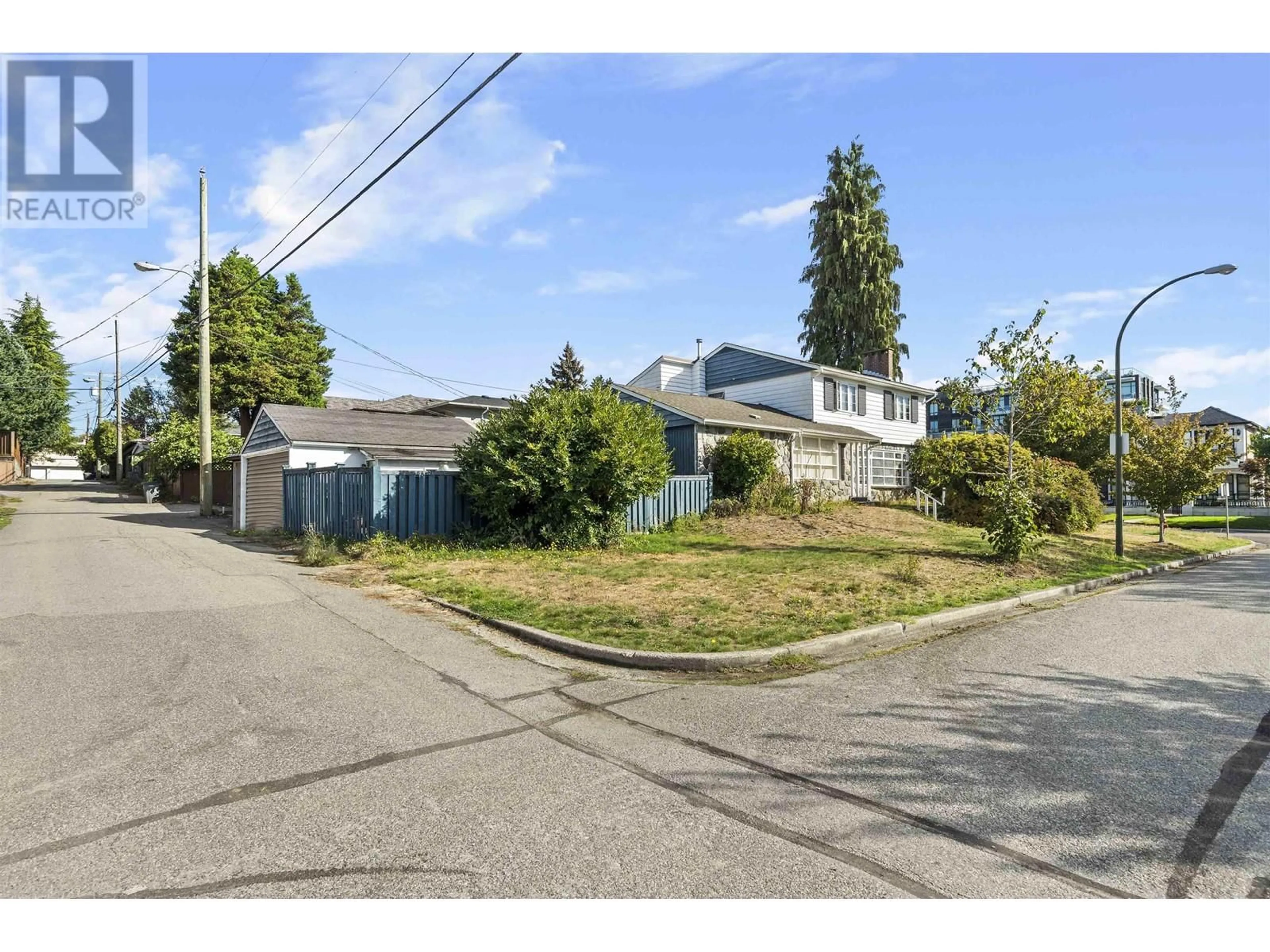 A pic from outside/outdoor area/front of a property/back of a property/a pic from drone, street for 609 52ND AVENUE, Vancouver British Columbia V6P1G3