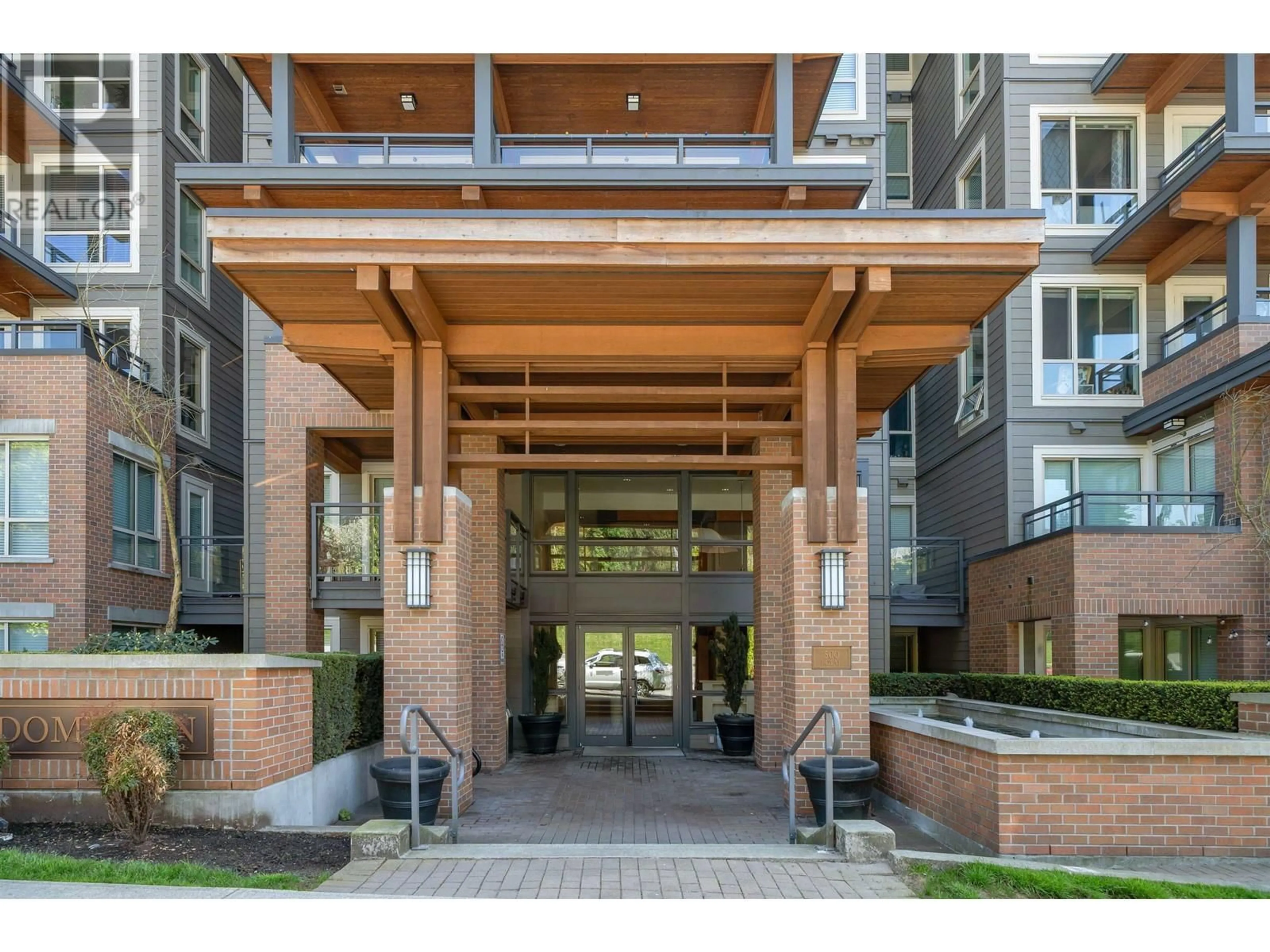 Indoor foyer for 118 - 500 ROYAL AVENUE, New Westminster British Columbia V3L0G5