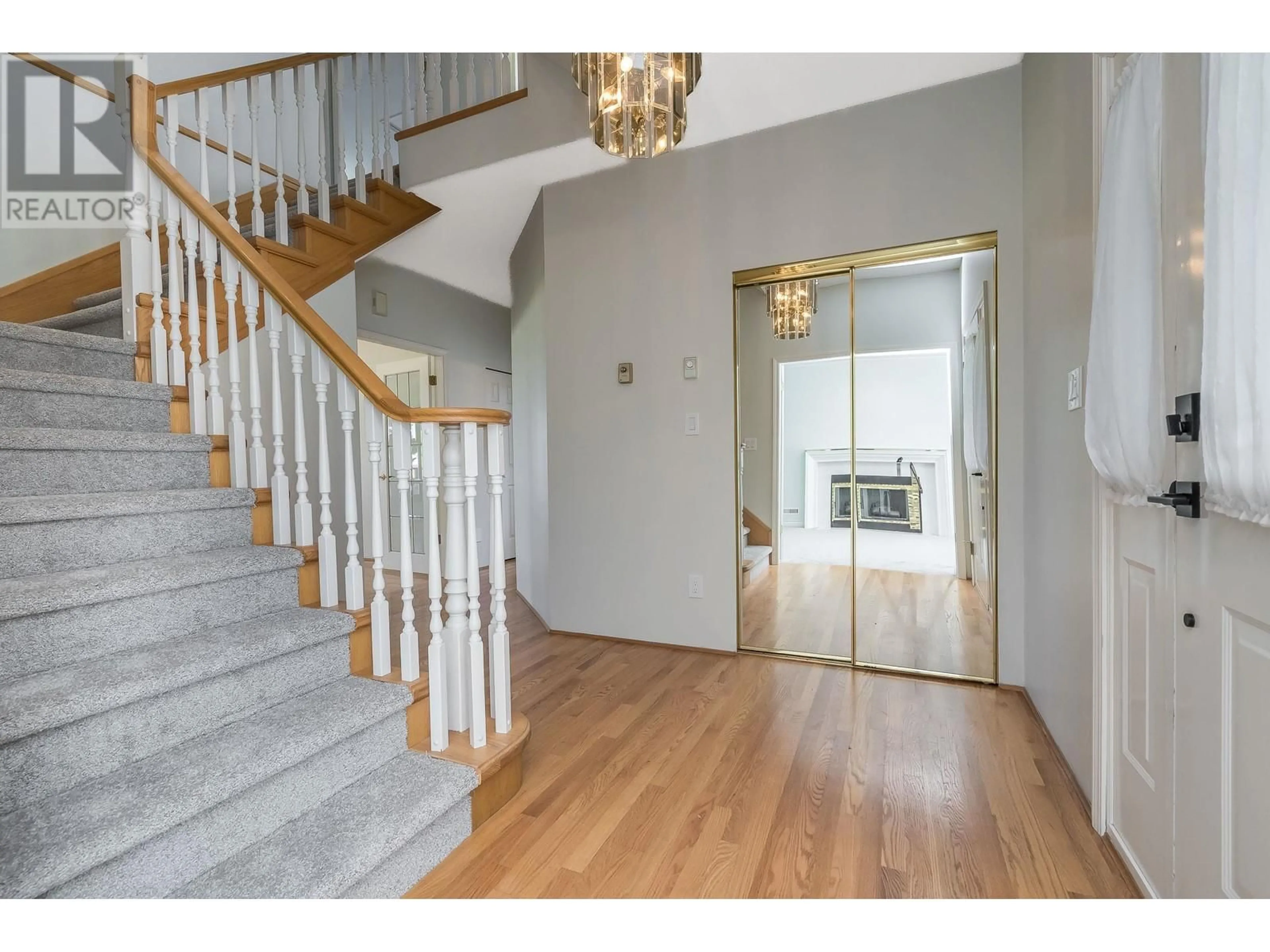 Indoor foyer for 6247 CRESCENT PLACE, Delta British Columbia V3L4V9