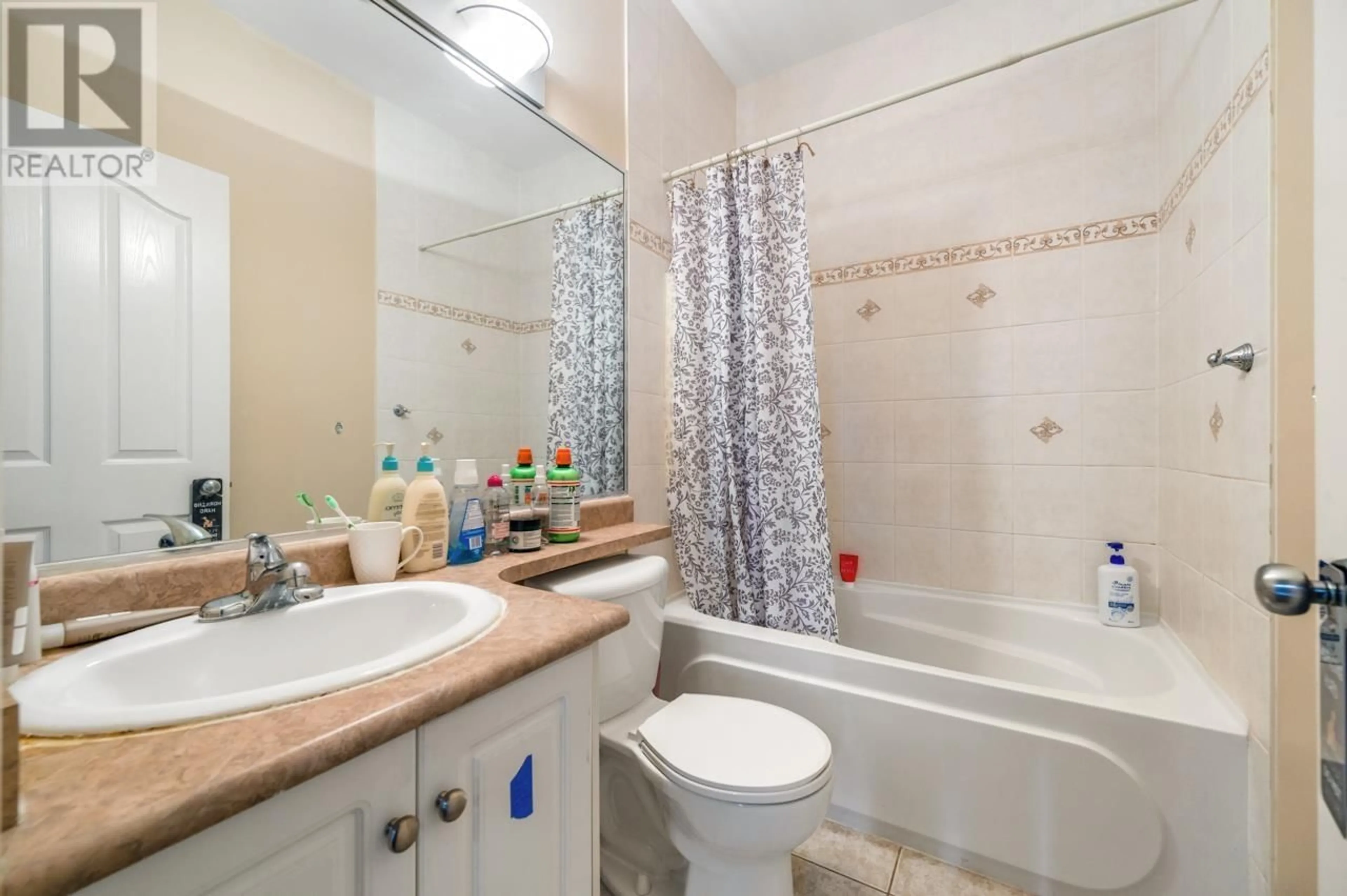 Standard bathroom, unknown for 5070 VICTORY STREET, Burnaby British Columbia V5J1S6