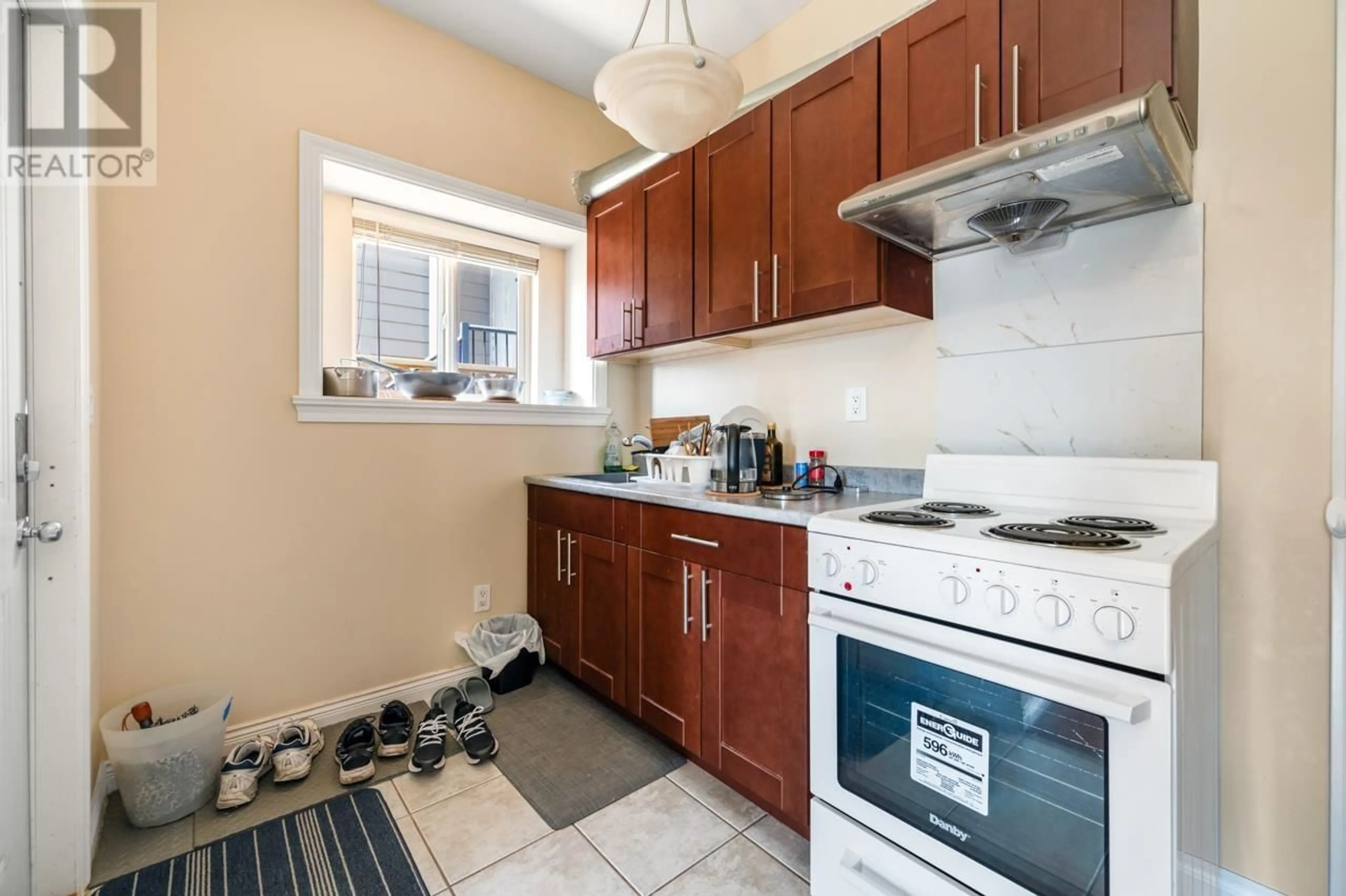 Standard kitchen, unknown for 5070 VICTORY STREET, Burnaby British Columbia V5J1S6