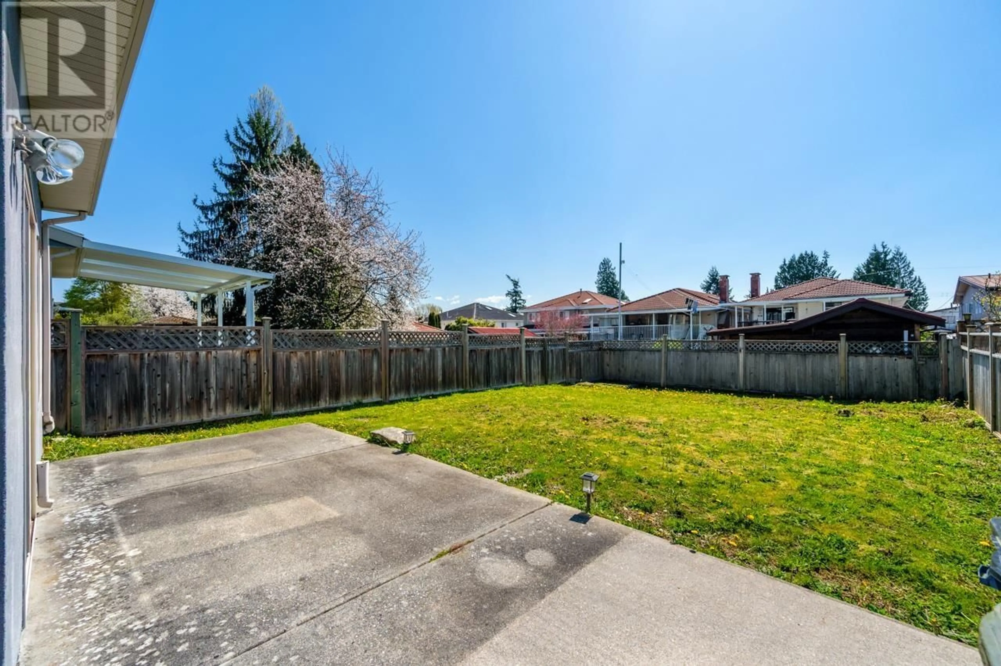 Patio, street for 5070 VICTORY STREET, Burnaby British Columbia V5J1S6