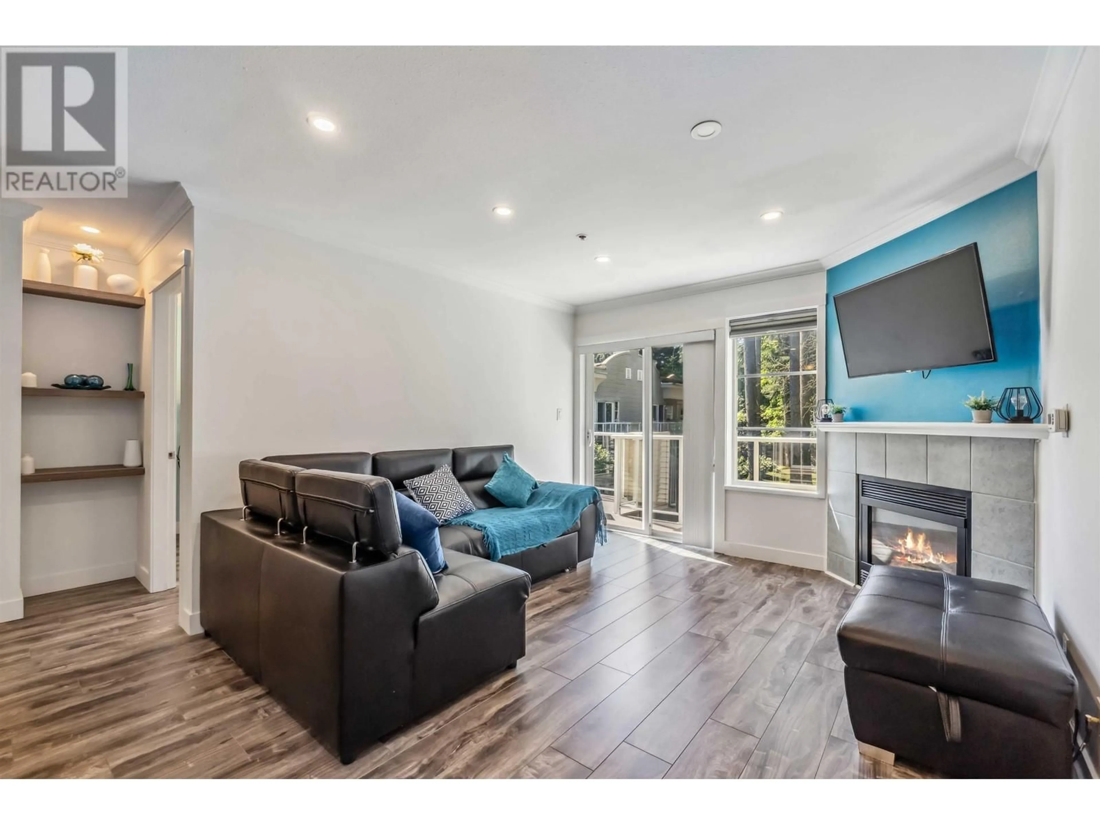 Living room with furniture, wood/laminate floor for 26 - 12449 191 STREET, Pitt Meadows British Columbia V3Y2R4