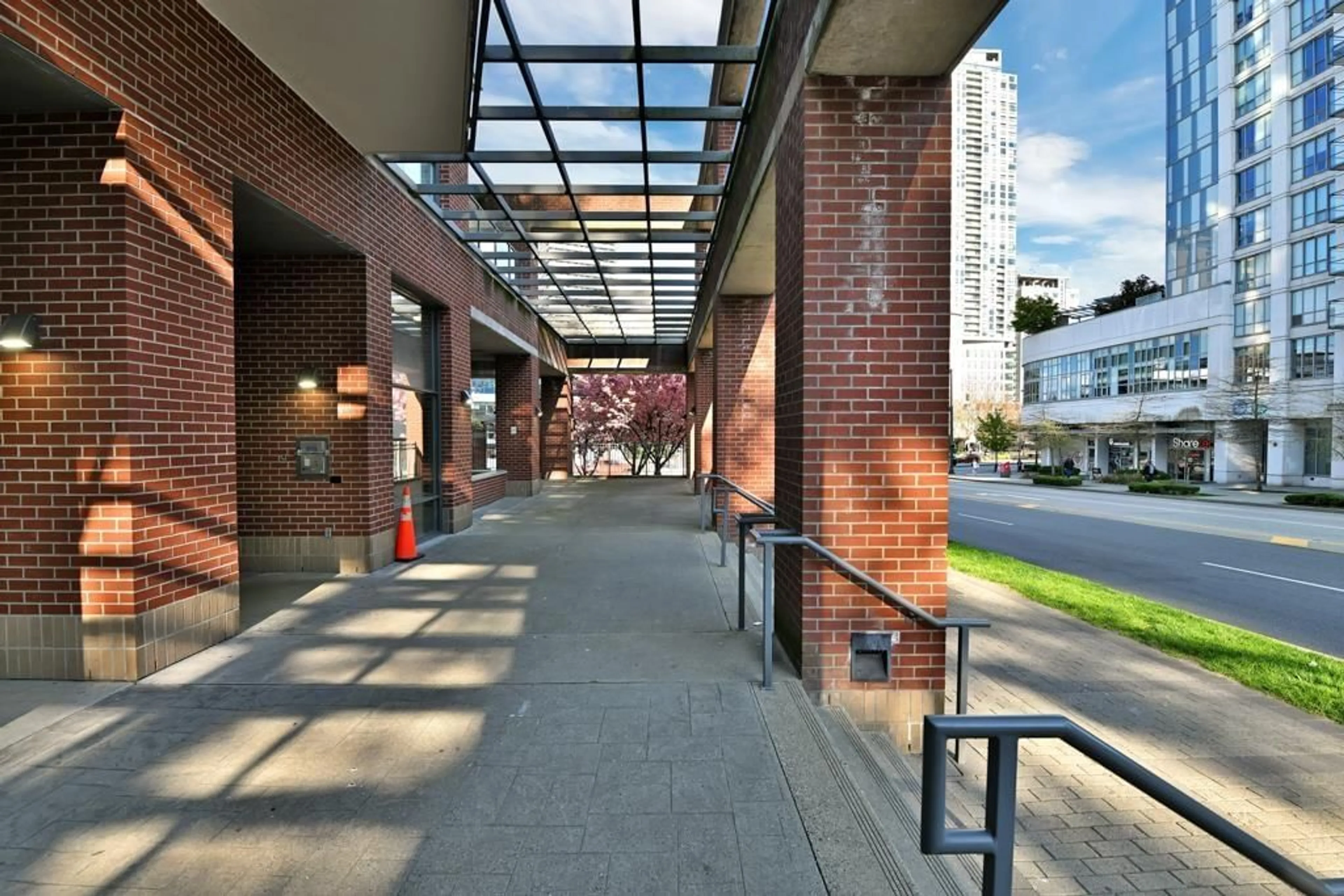 Indoor foyer for 1206 - 13399 104, Surrey British Columbia V3T0C1